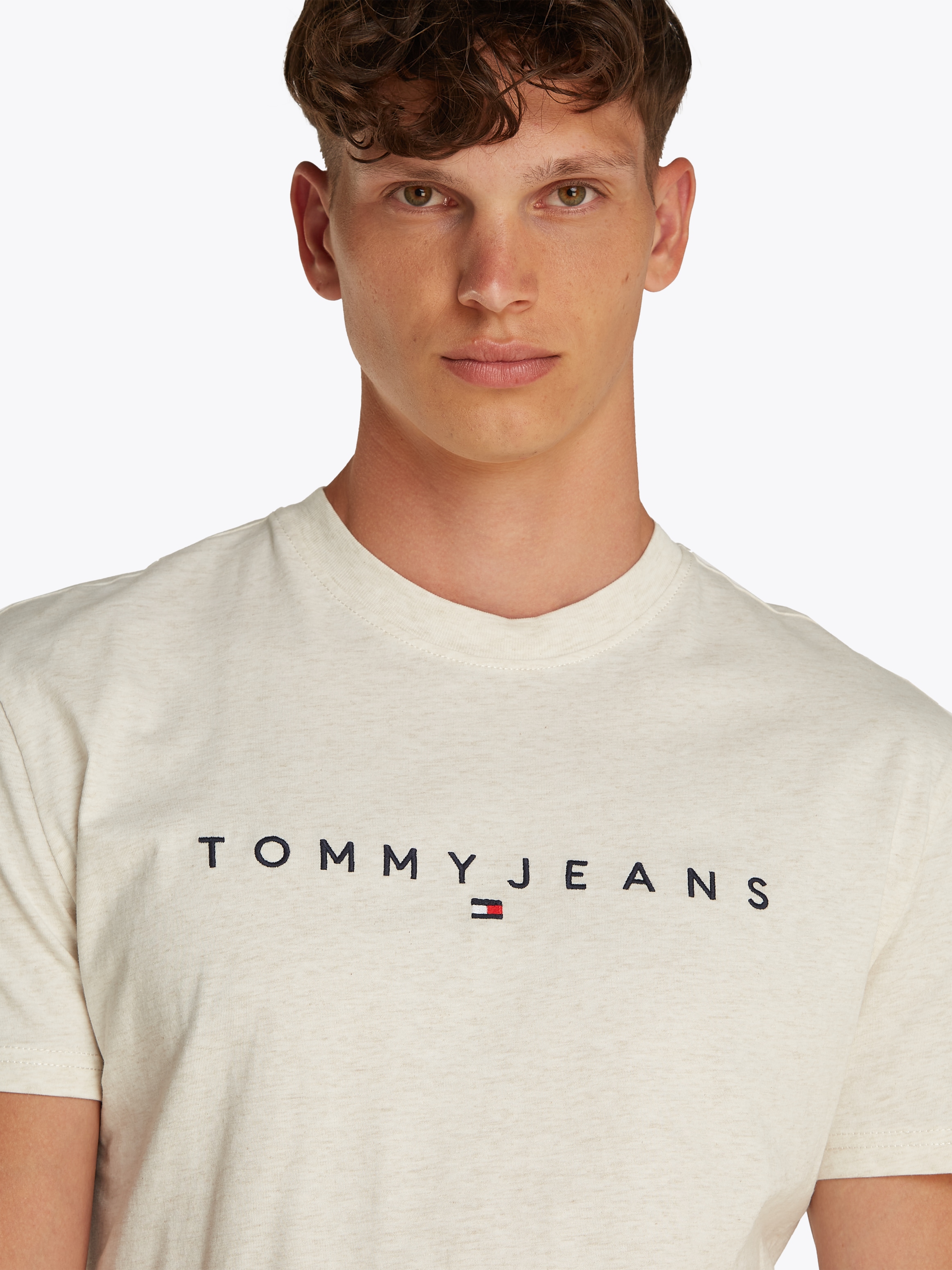 Tommy Jeans Plus Rundhalsshirt »TJM REG LINEAR LOGO TEE EXT« in Große Größen, Logodruck und Stickerei