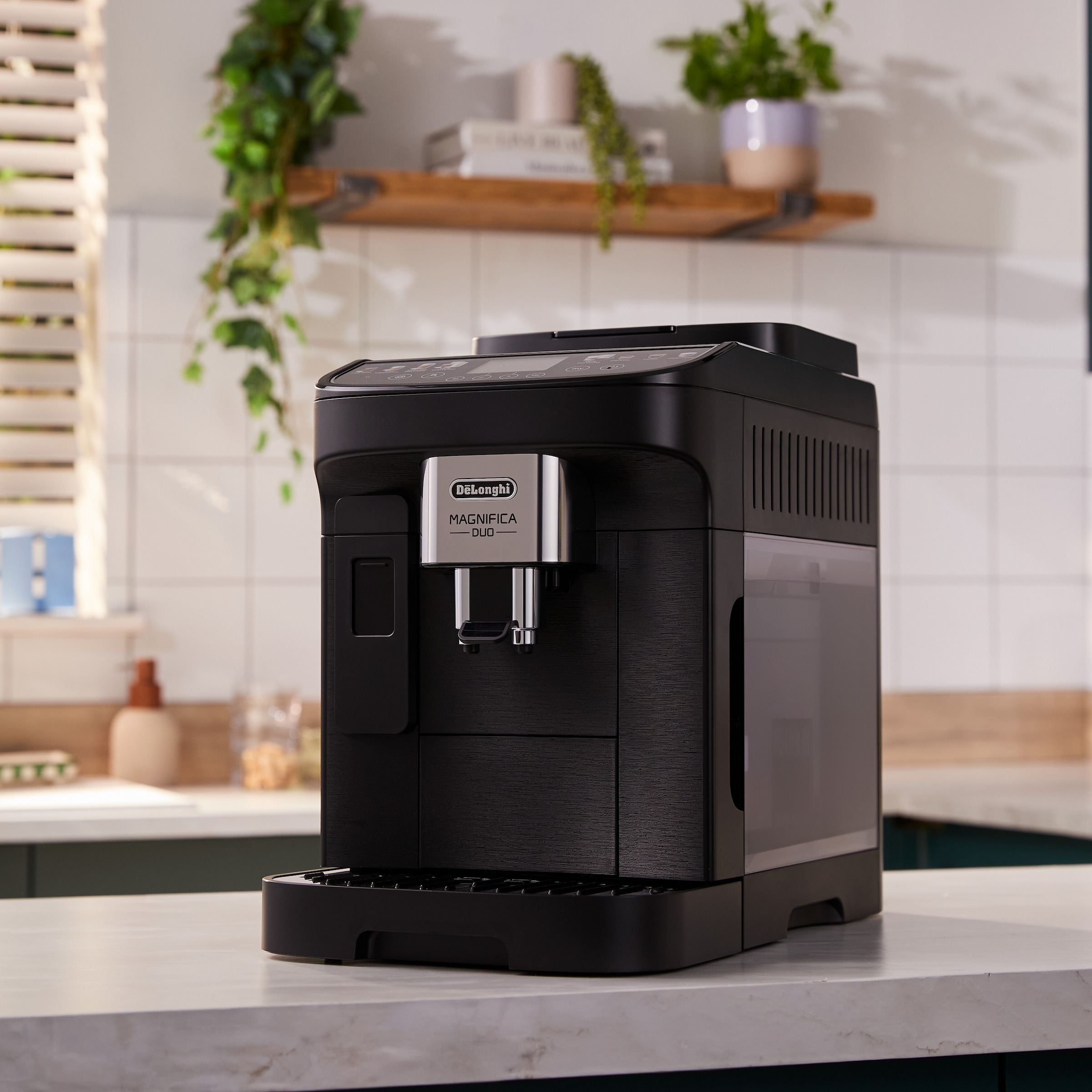 De'Longhi Kaffeevollautomat »MAGNIFICA DUO ECAM330.80.BXB - 20 Rezepte, heißer & kalter Milchschaum« Cold Brew Funktion, 2,4" TFT-Display, 2 Milchkaraffen (Heiß & Kalt)
