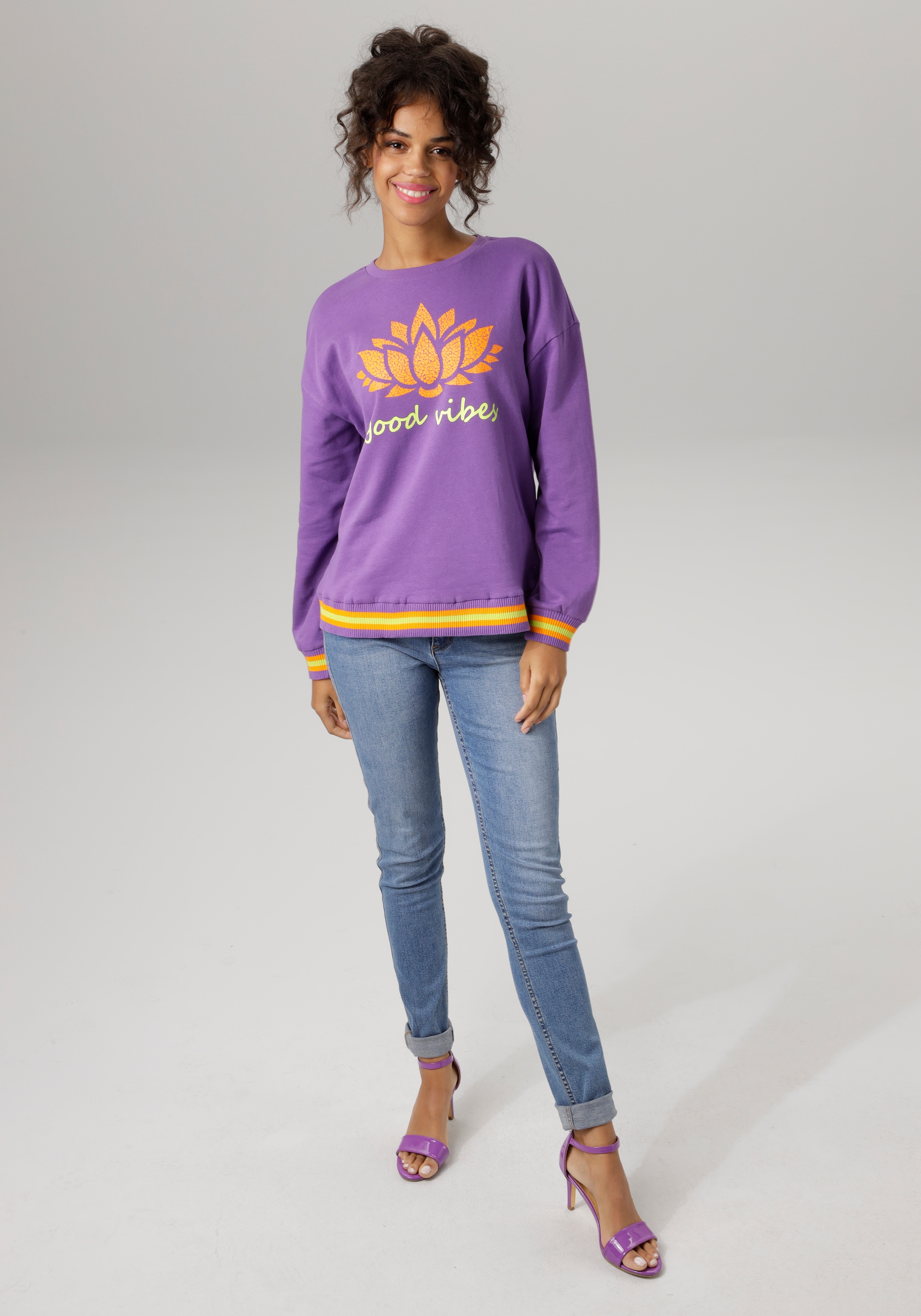 Aniston CASUAL Sweatshirt, Frontdruck mit abstrakter Seerose und Schriftzug