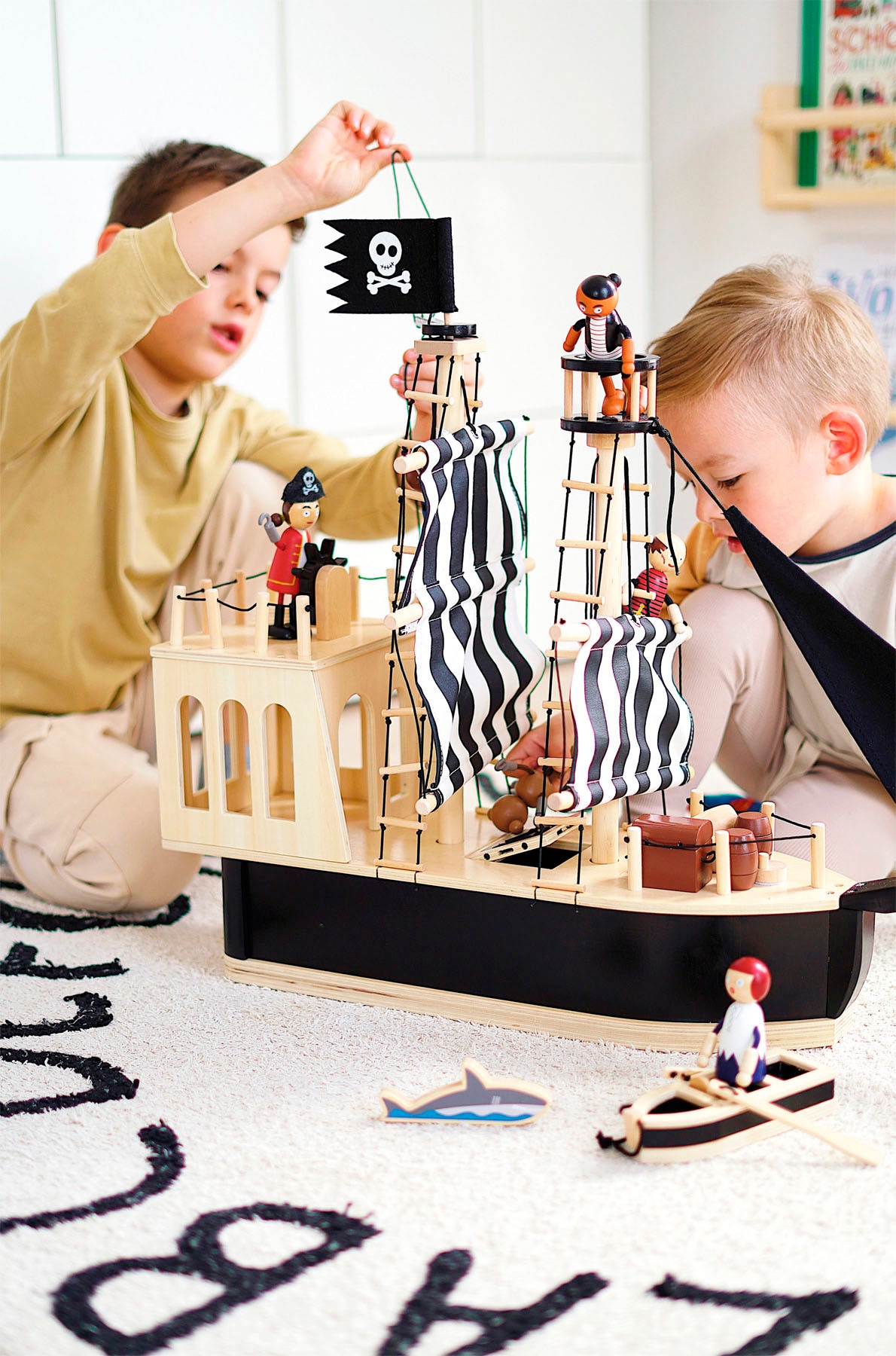 Small Foot Spielzeug-Schiff »Piratenschiff, aus Holz«