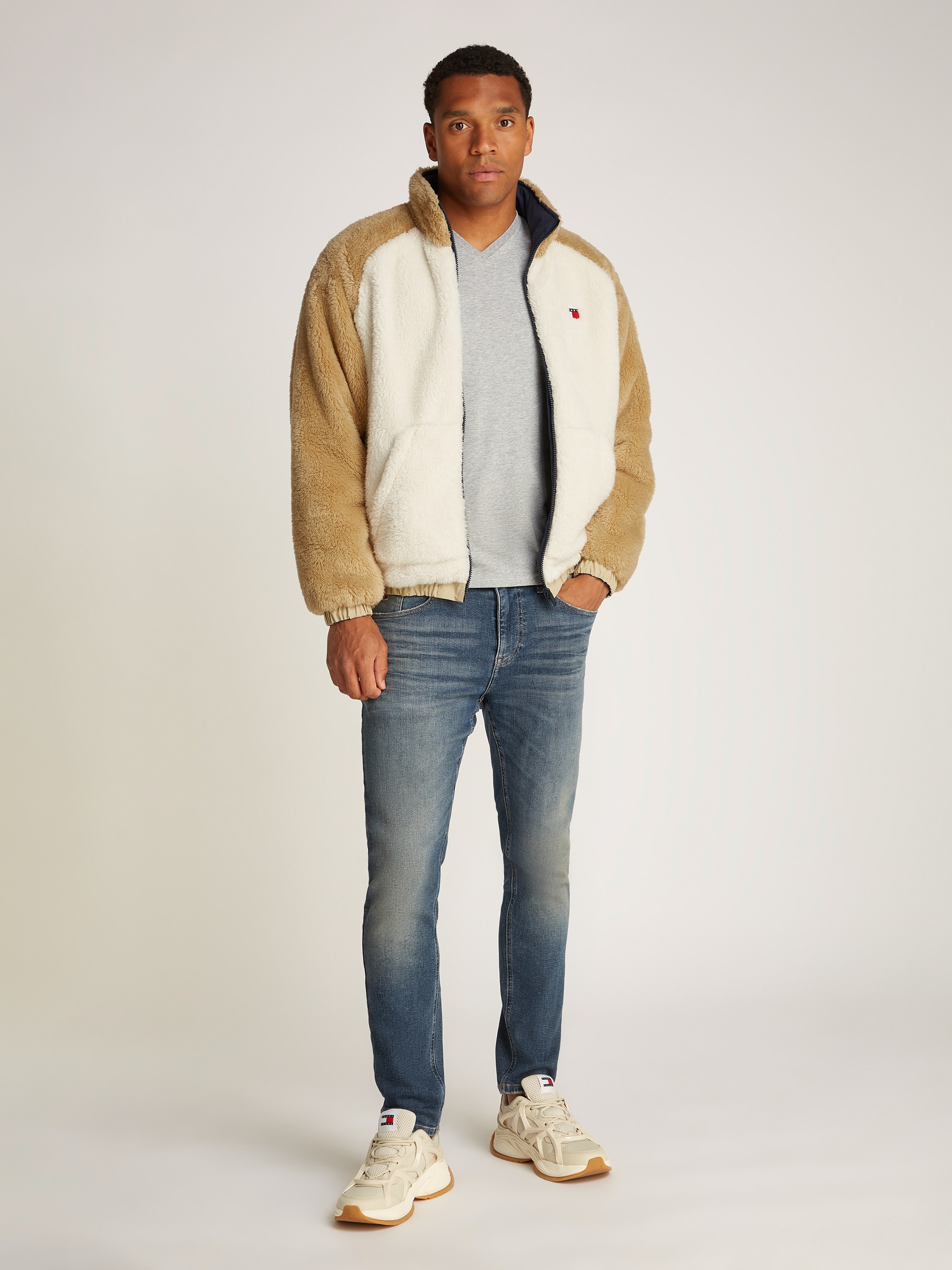 Tommy Jeans Bomberjacke »TJM FLUFFY REVERSIBLE JACKET EXT«, mit kontrastfarbenen Ärmeln