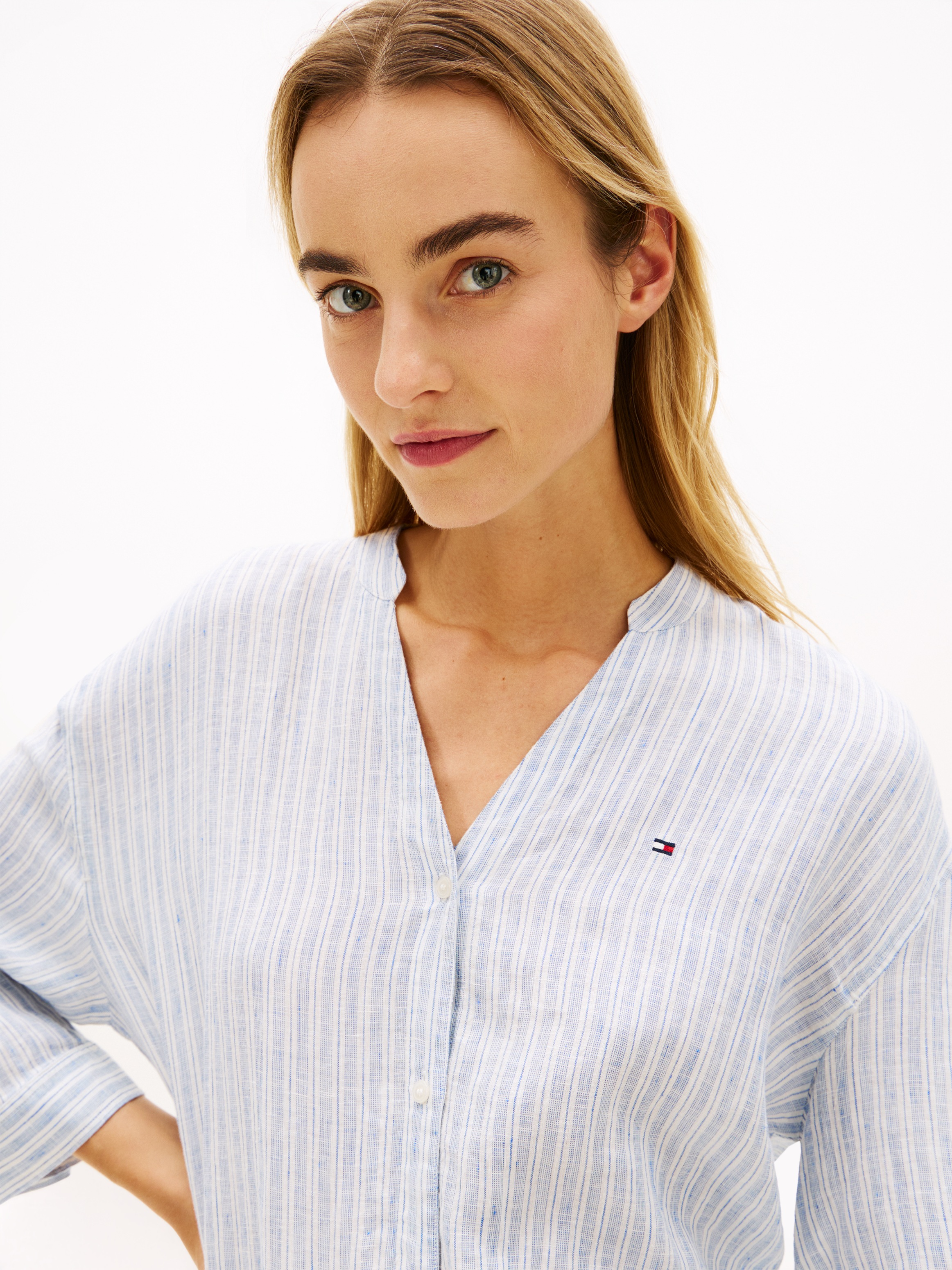 Tommy Hilfiger Shirtbluse »ESS LINEN COLLARLESS SHIRT« mit Logo-Stickerei