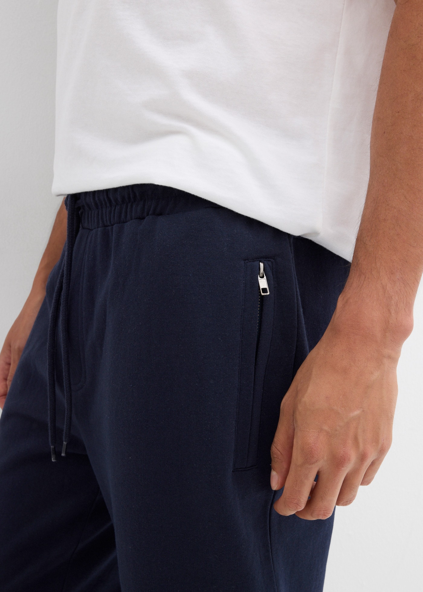 bonprix Jogginghose  mit Reißverschlusstaschen, aus Baumwolle und Polyester, Regular Fit