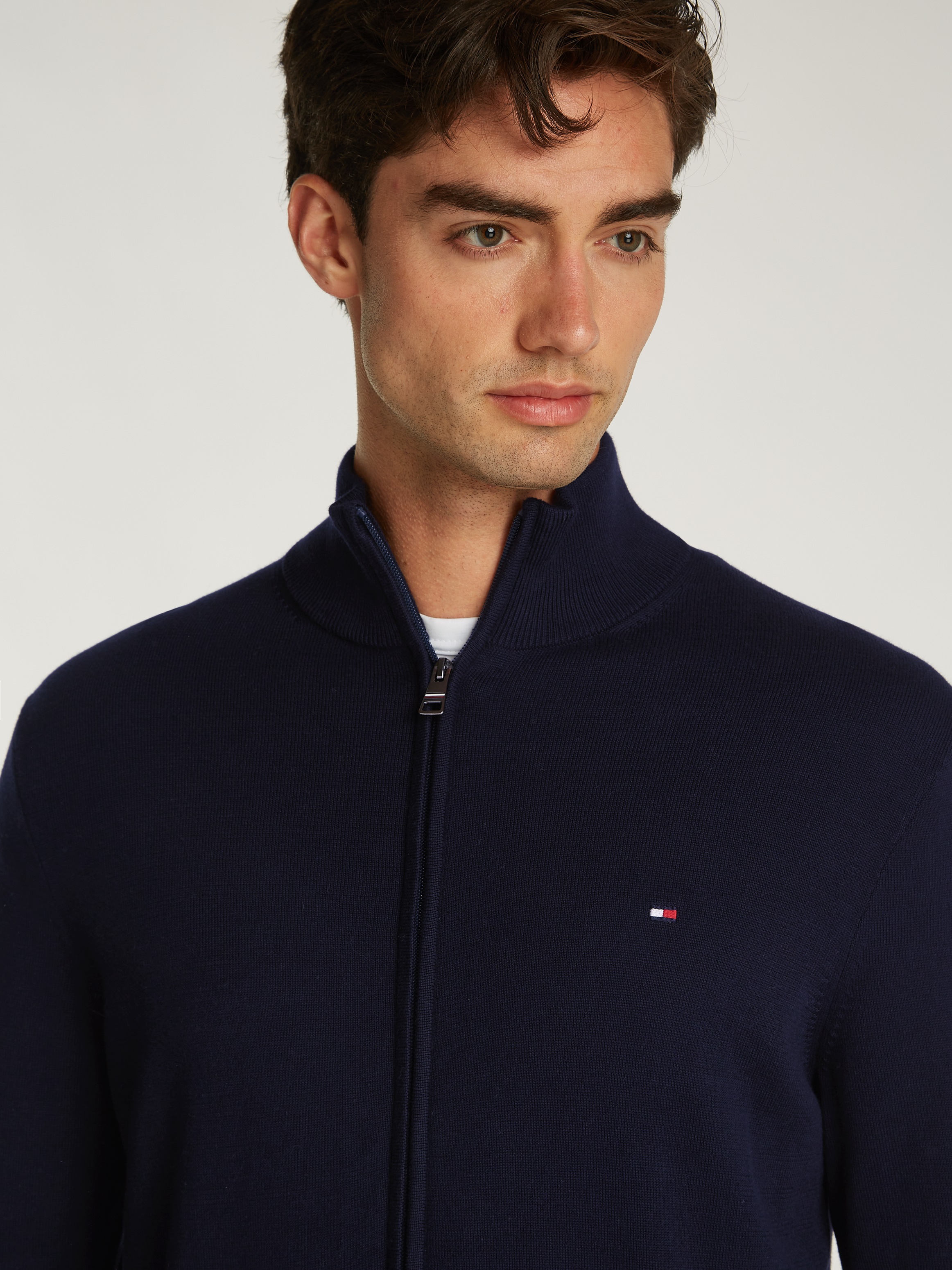 Tommy Hilfiger Strickjacke »ESSENTIAL COTTON ZIP THRU«, mit Logostickerei