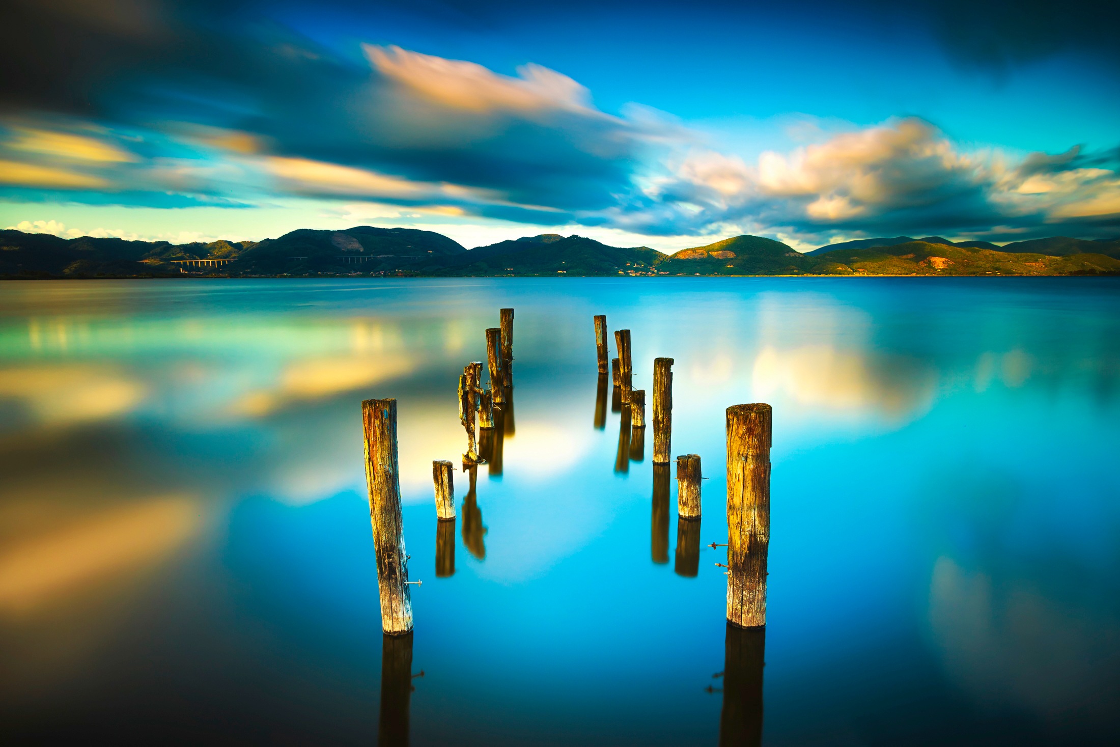 Papermoon Fototapete »HOLZ-BRÜCKE-ALT STEG MEER GEBIRGE SEE STRAND SONNE RU günstig online kaufen