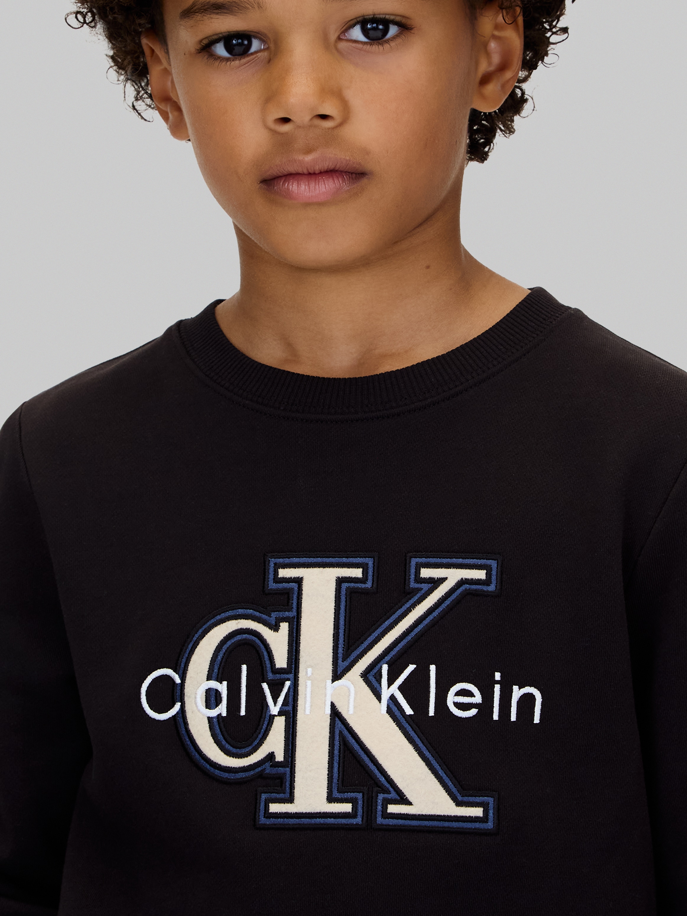 Calvin Klein Jeans Sweatshirt »FESTIVE MONO SWEATSHIRT«, für Kinder bis 16 Jahre, Applikation
