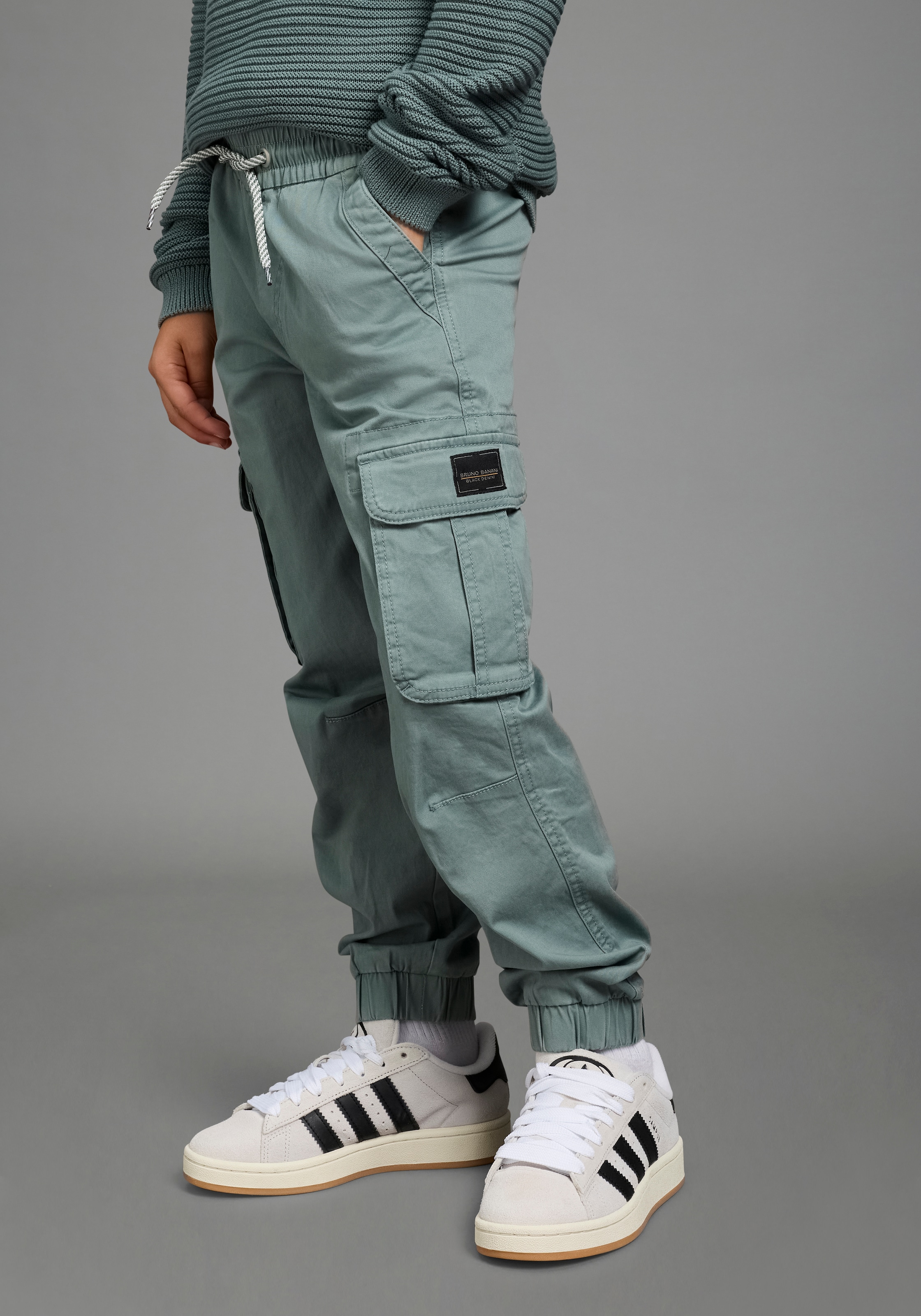 Bruno Banani Cargohose »Cargohose mit BRUNO BANANI Badge«  Cargo-Twillhose, gerade Passform, Basic-Stil, elastische Webware