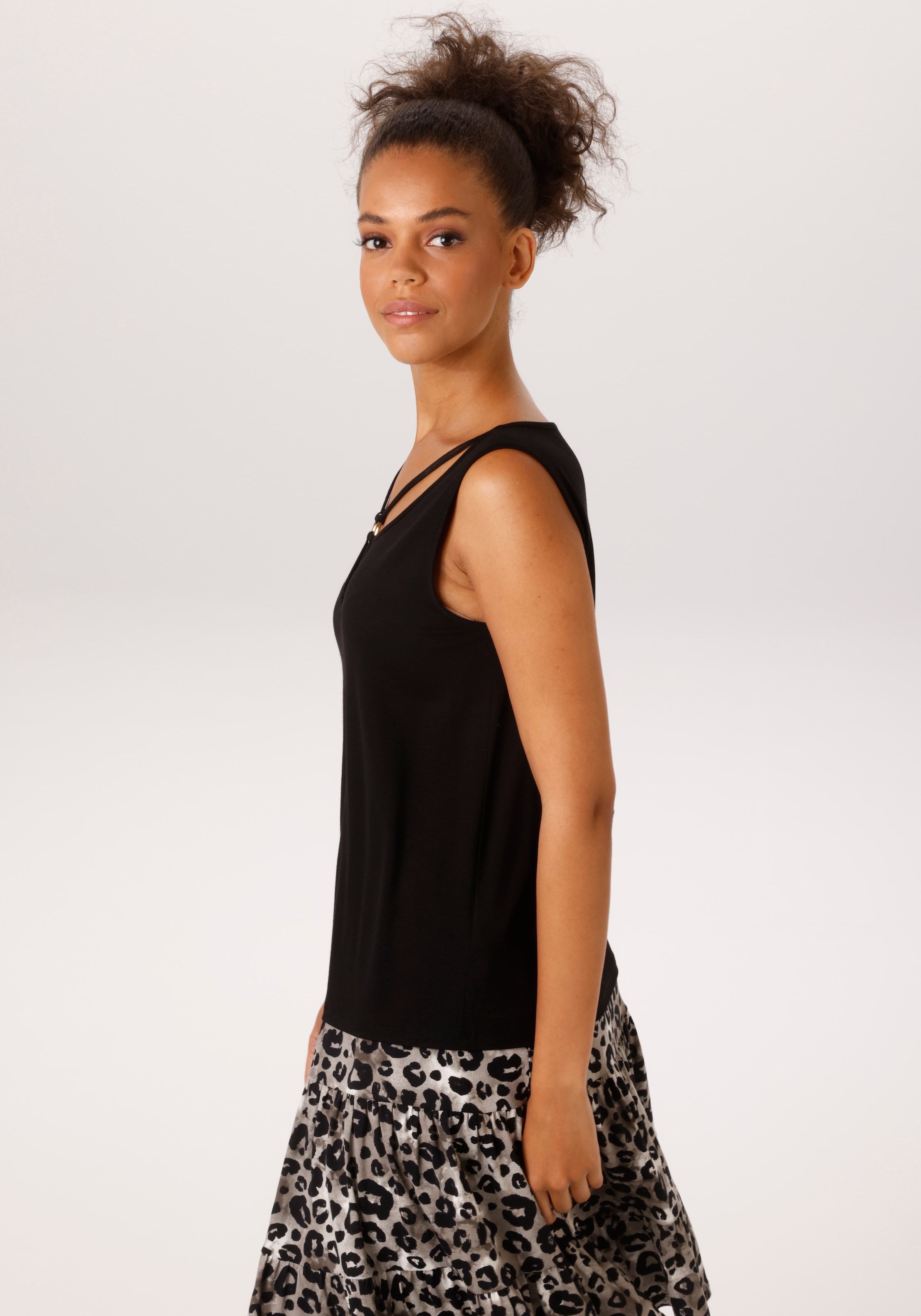 Aniston CASUAL Tanktop mit raffiniertem V-Ausschnitt
