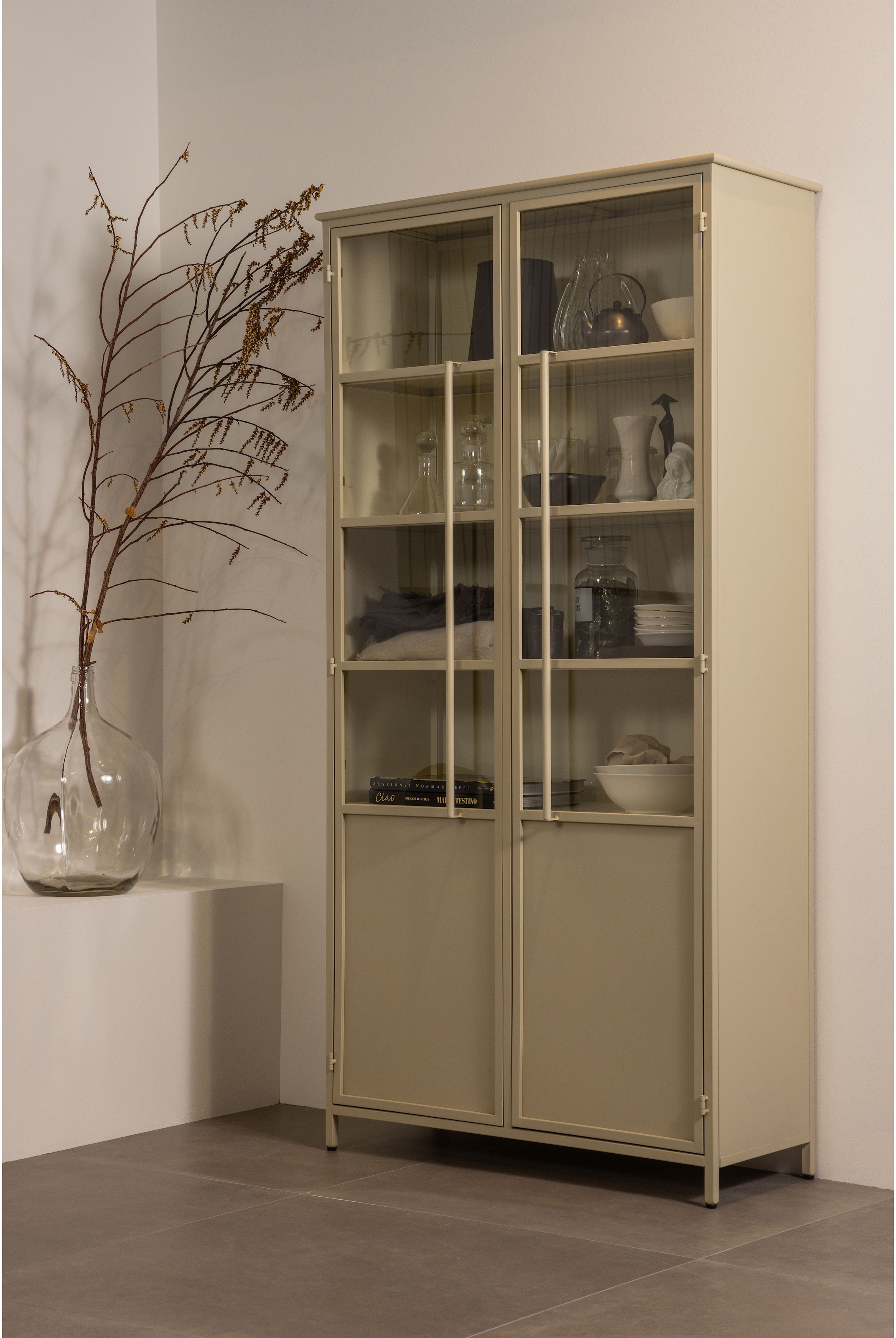 WOOOD Vitrine »EXHIBIT XL mit 2 Glastüren  METALL« Die Vitrine Exhibit aus mattem Metall bietet 5 robuste Einlegeböden.