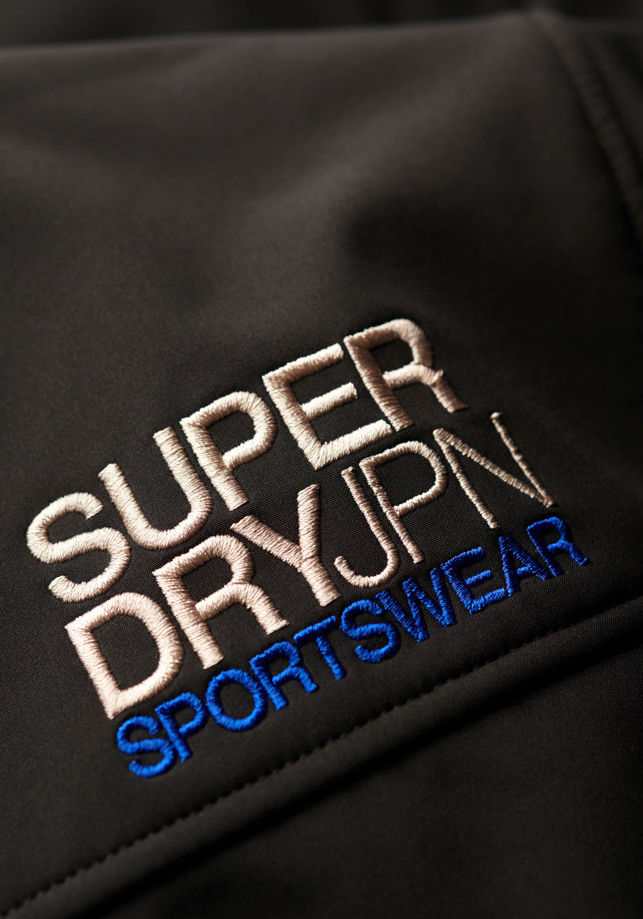 Superdry Softshelljacke »SD-HOODED SOFT SHELL TREKKER JKT«, mit Kapuze