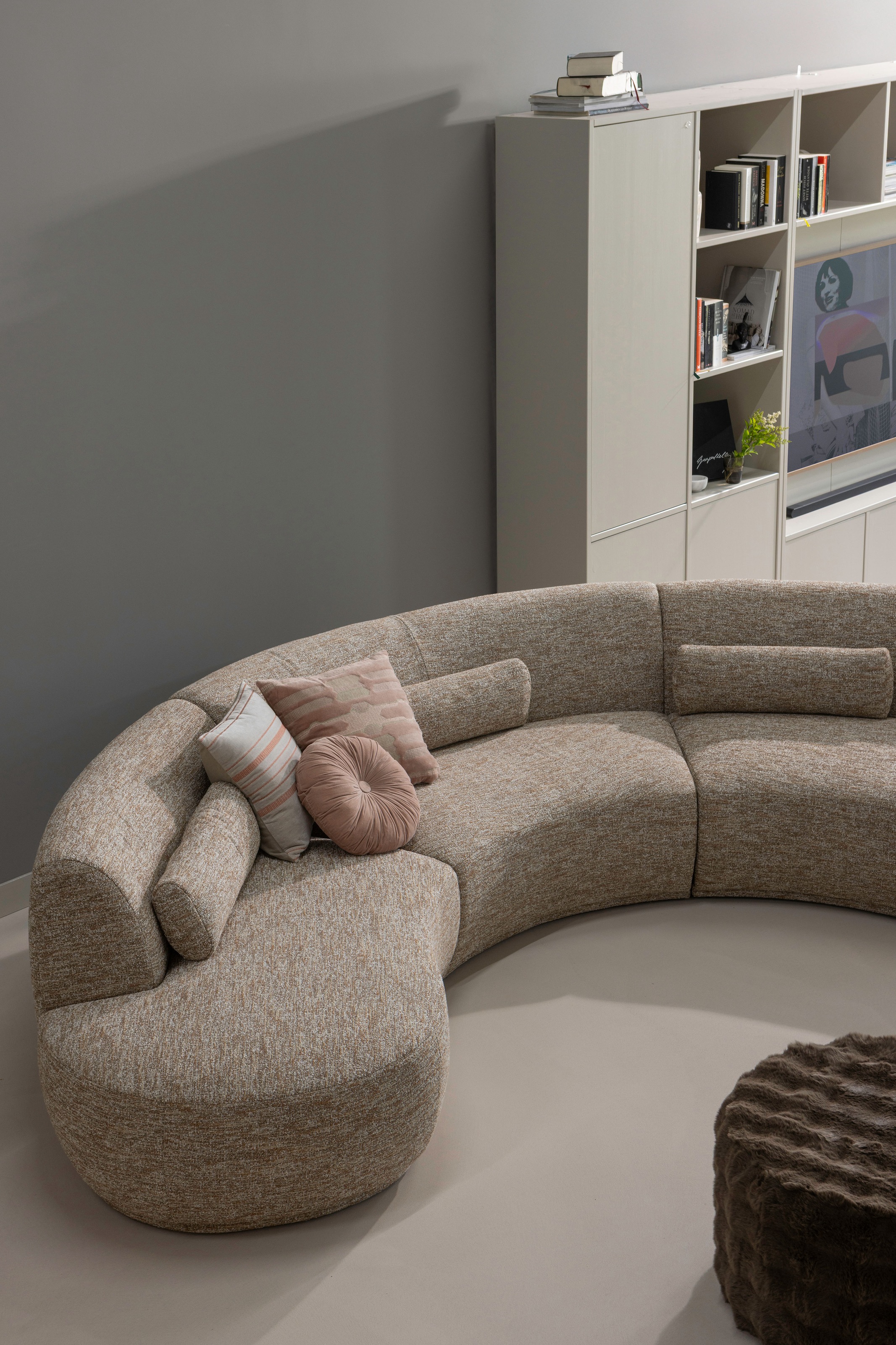 WOOOD Hocker »Olven mit Dream-Flauschbezug und runder Form H 36 x B 60 x T 60 cm« Gute Verschleißfestigkeit, flauschige Haarstruktur, montiert geliefert