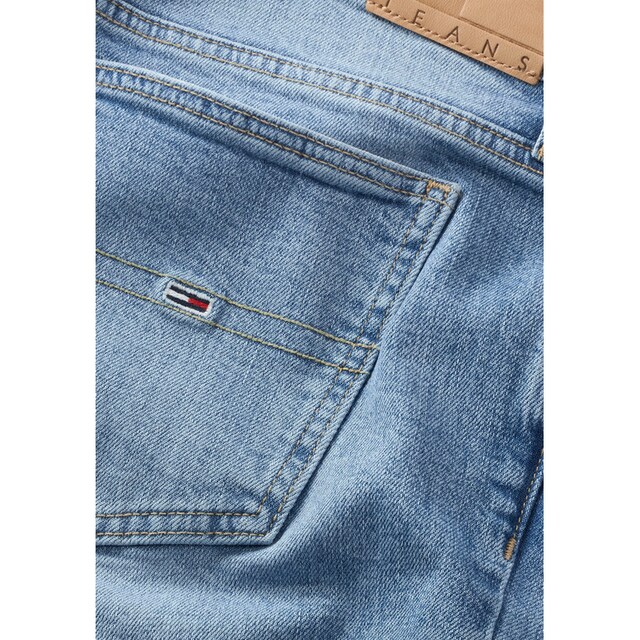 Tommy Jeans Schlagjeans, mit Tommy Jeans Logo-Badge & Flag kaufen