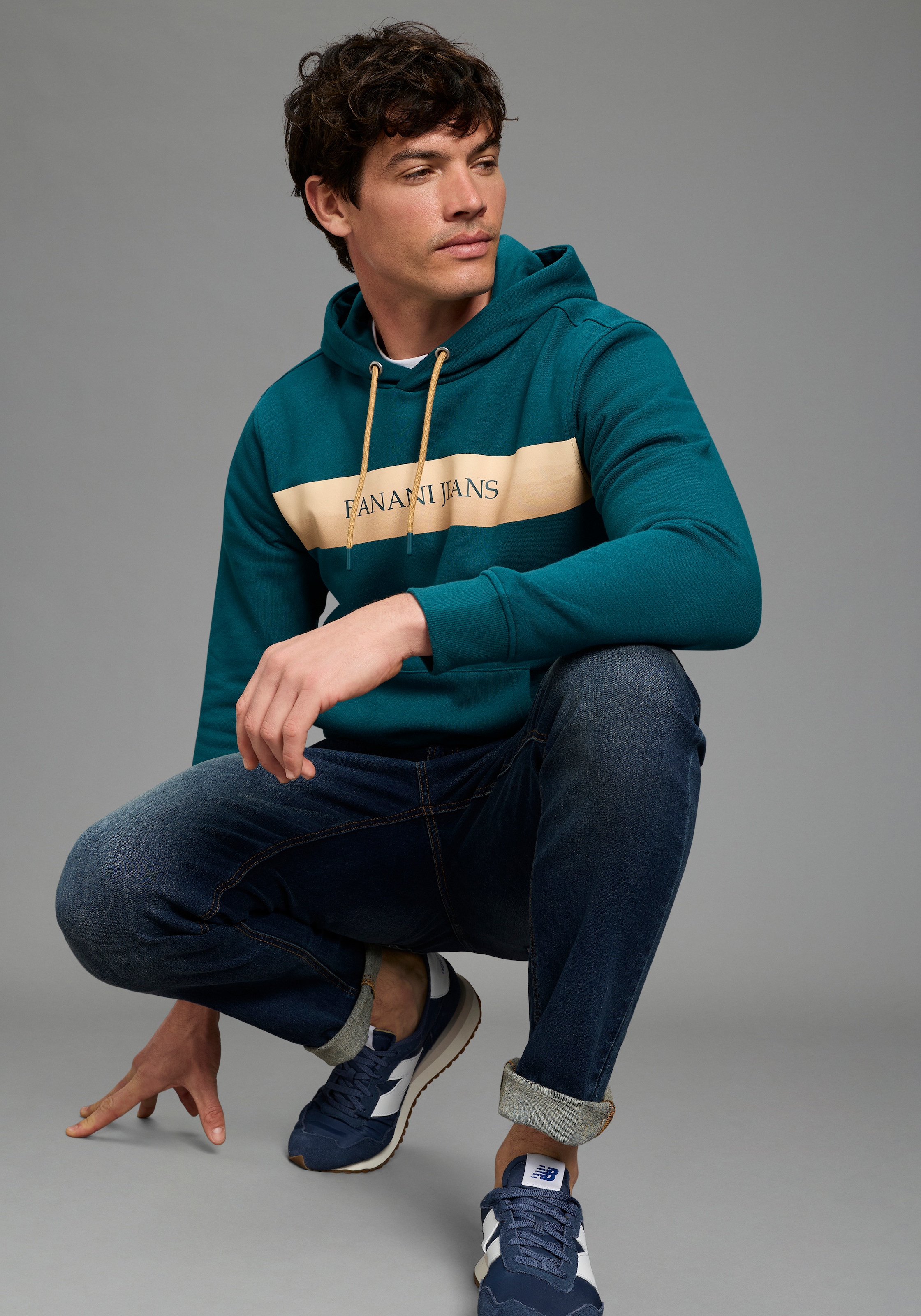 Bruno Banani Kapuzensweatshirt , mit Kapuze und Kordelzügen, mit Kängurutasche, schmale Passform
