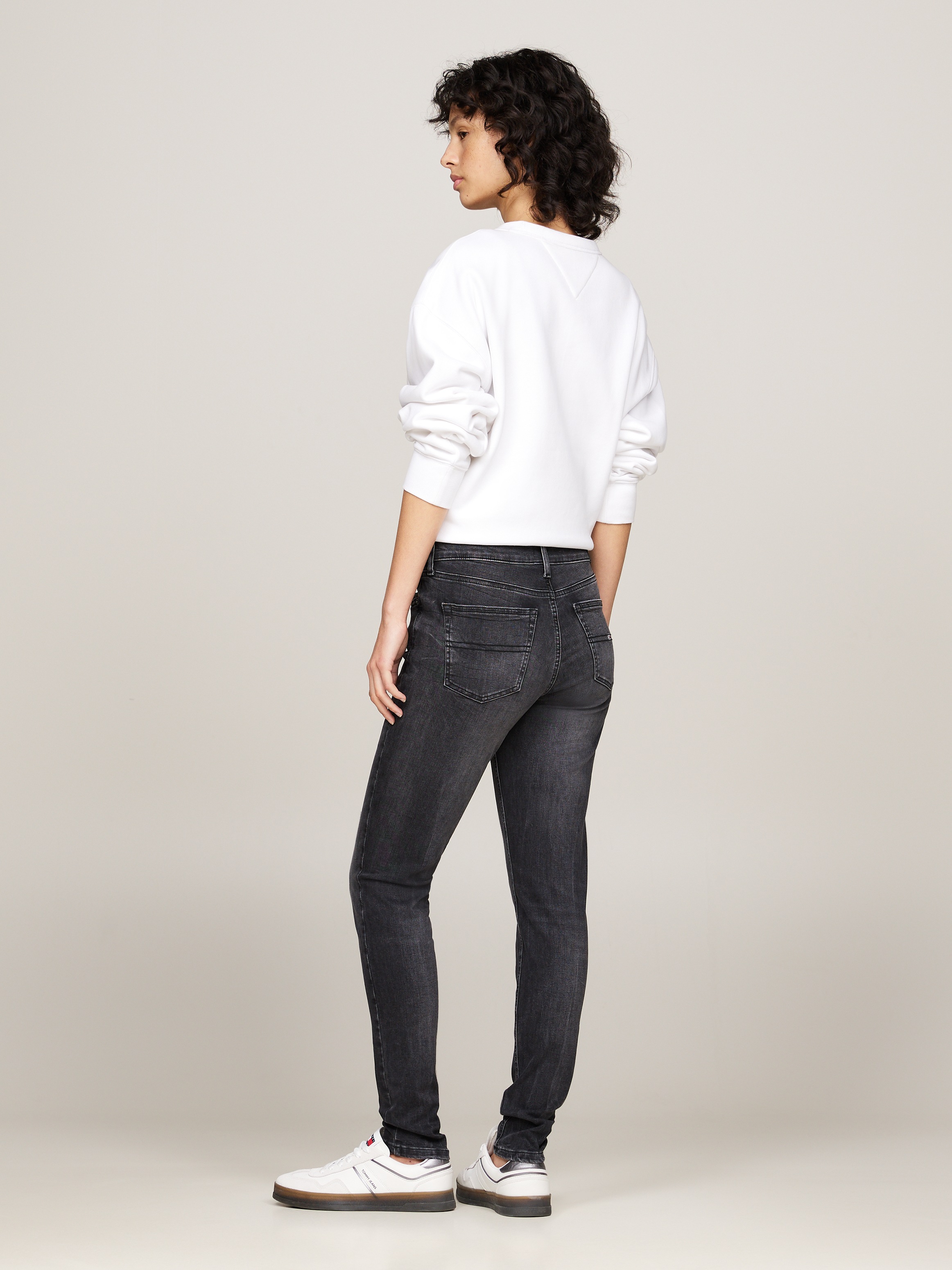 Tommy Jeans Skinny-fit-Jeans »Nora Mid Rise Skinny Fit«, mit Waschung, Logo-Badge