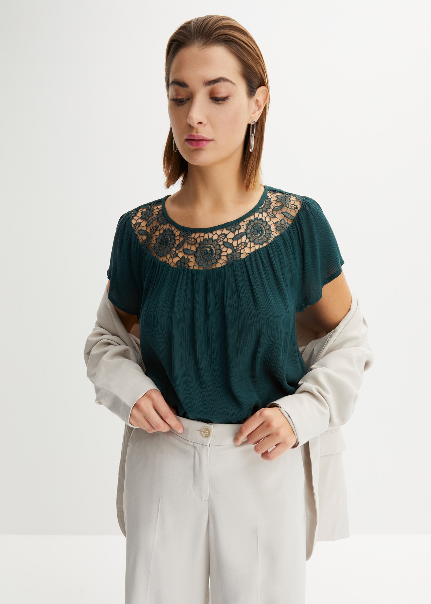 bonprix Spitzenbluse »Bluse aus reiner Viskose« bequeme Passform, Crêpe aus Viskose, mit tollem Spitzeneinsatz