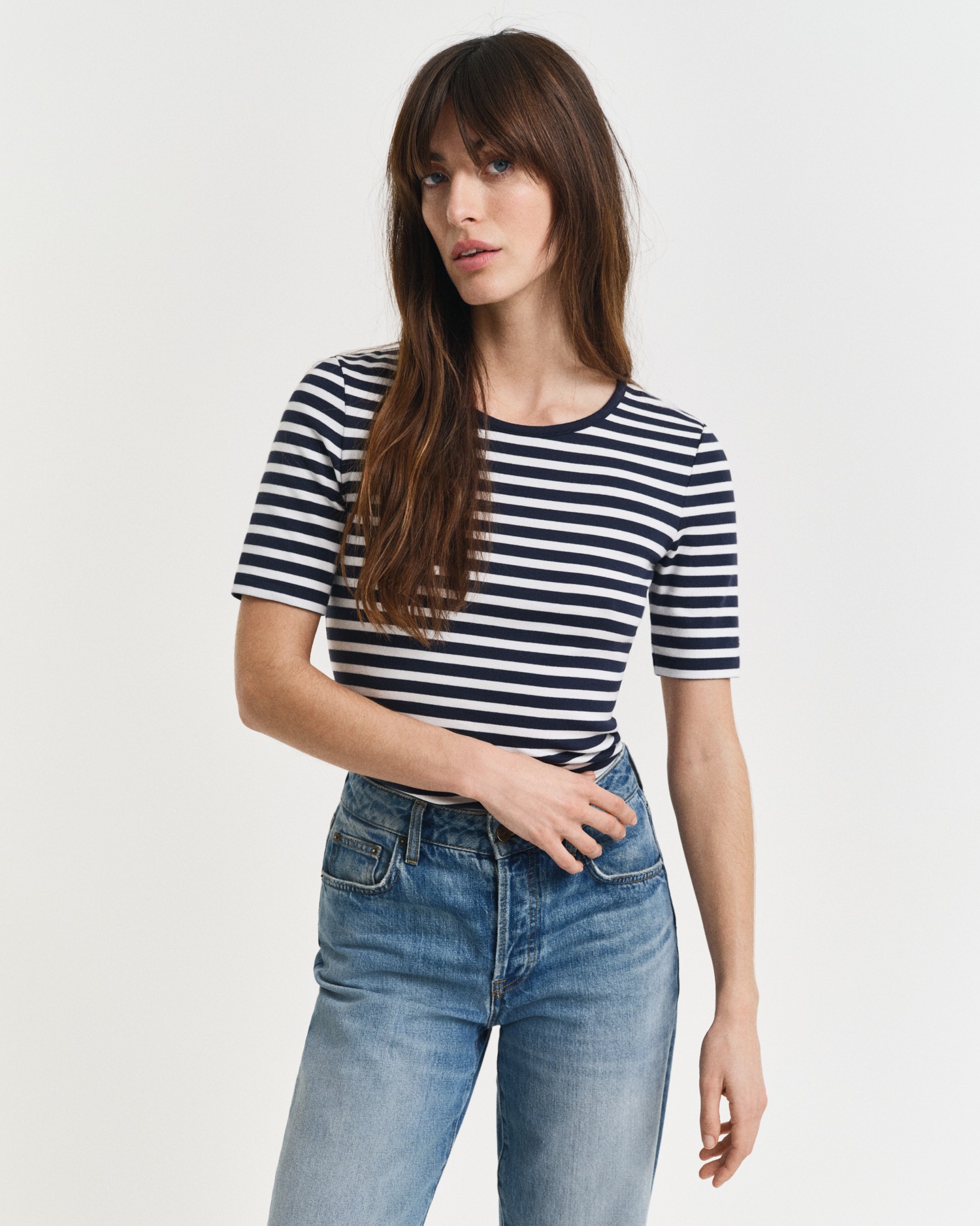 Gant T-Shirt »SLIM STRIPED 1X1 RIBBED KA T-SHIRT« mit dezentem Logoschriftzug am Ärmelabschluss