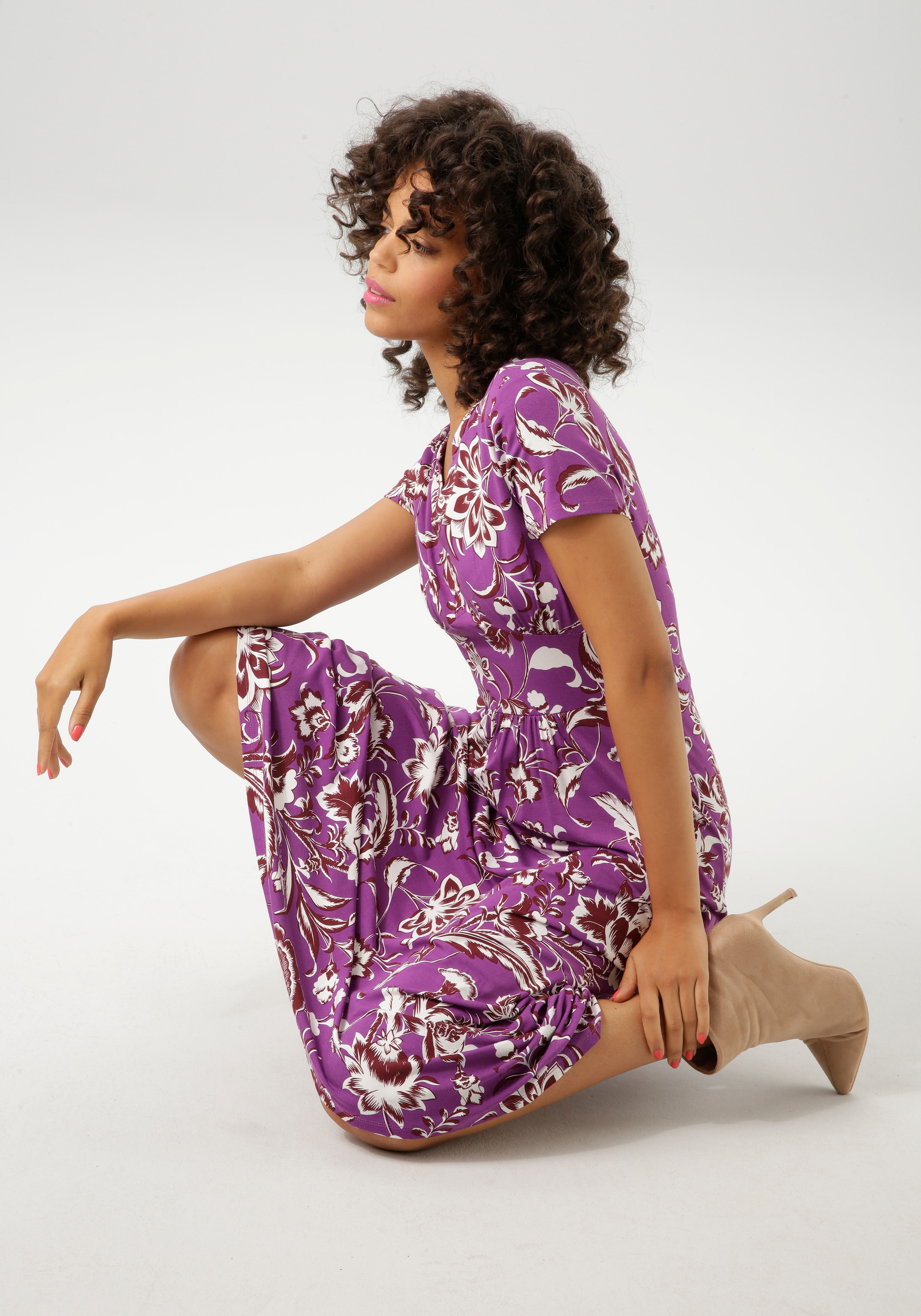 Aniston CASUAL Sommerkleid, mit großflächigem Blumendruck