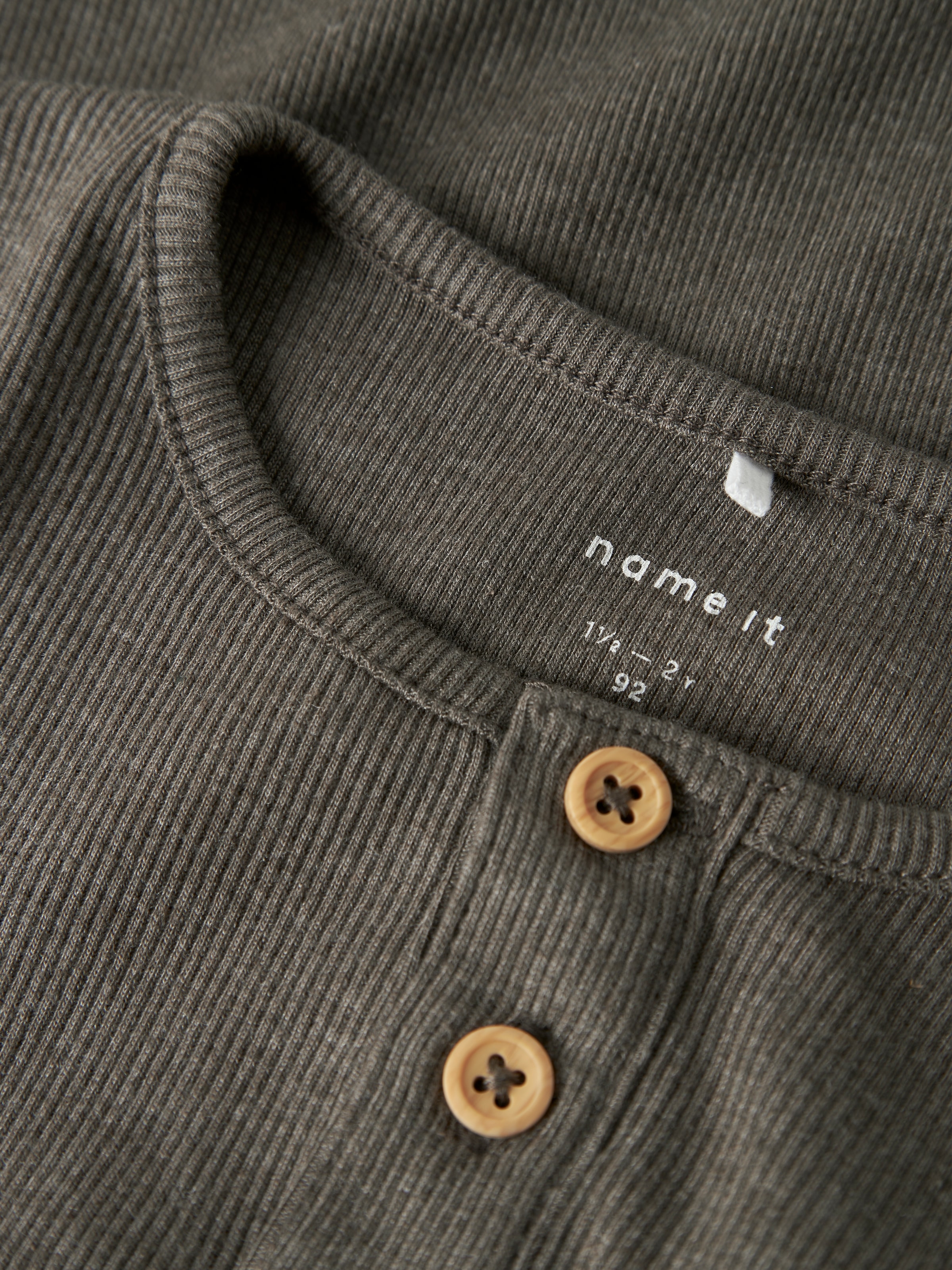Name It Kurzarmshirt »NMMKAB TOP NOOS«, im elastischem Feinripp und mit kurzer Knopfleiste am Ausschnitt