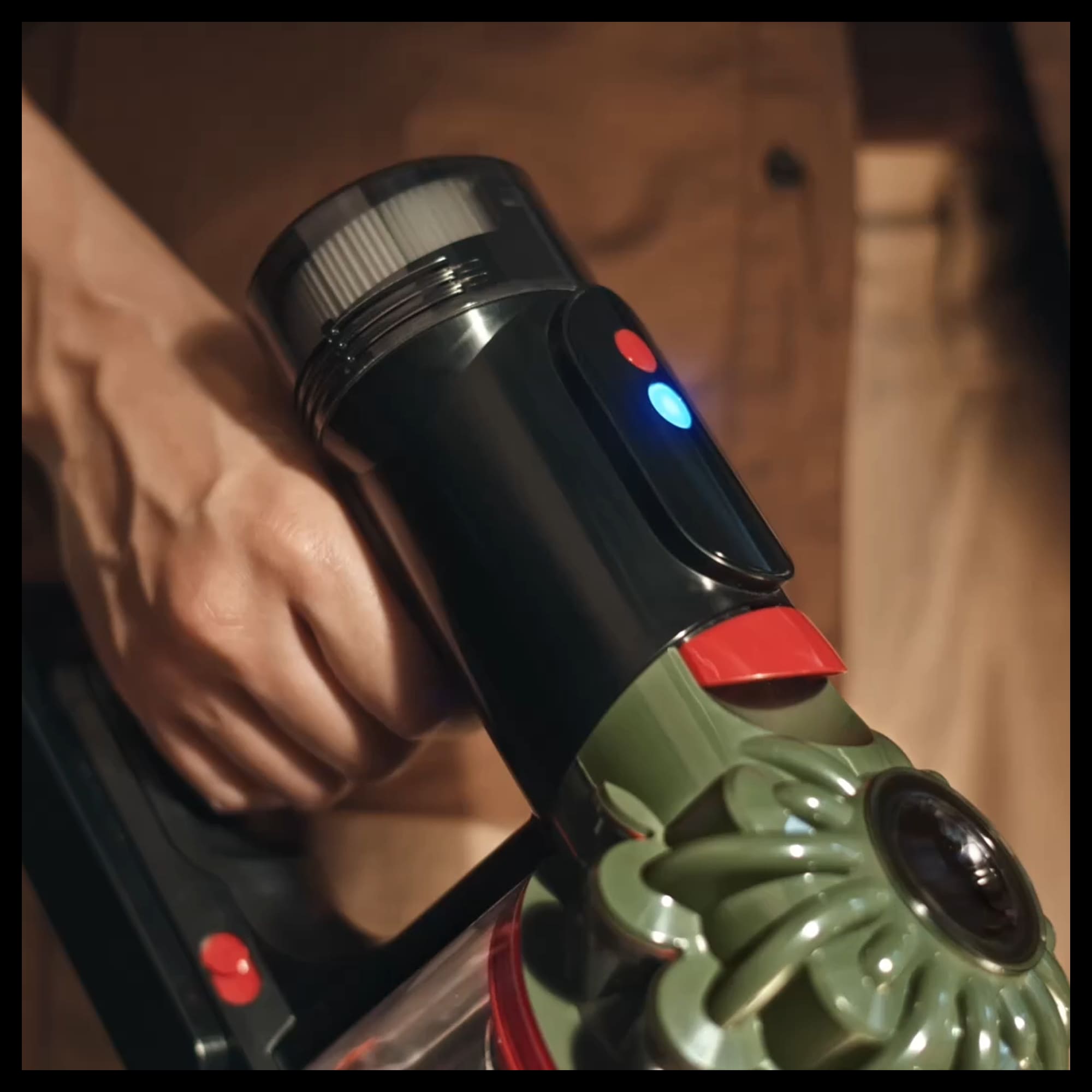 DYSON Akku-Hand-und Stielstaubsauger »V8 Cyclone« 150 AirWatt, 30 % mehr Leistung. 60 Minuten Laufzeit.
