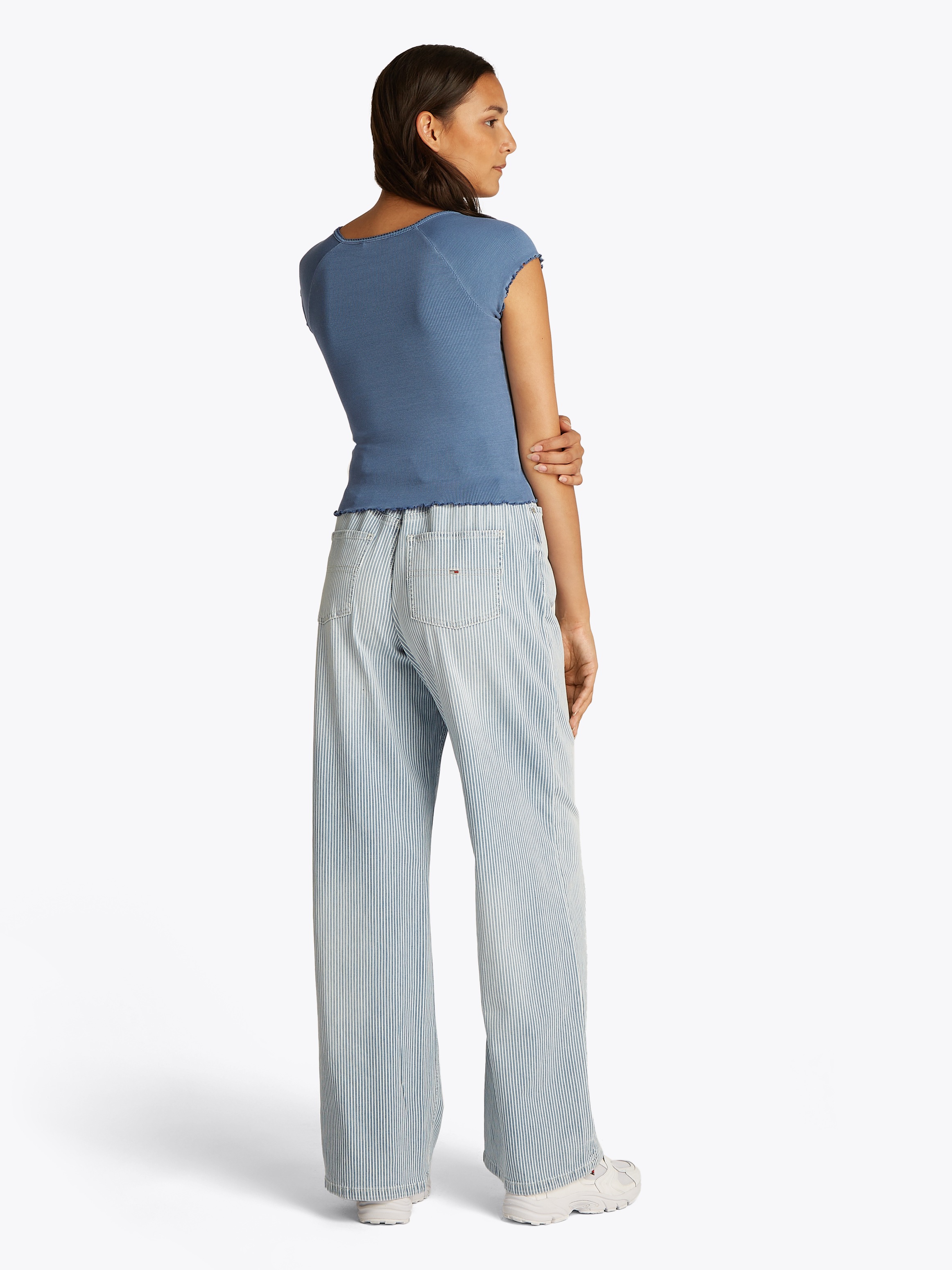 Tommy Jeans Kurzarmshirt »TJW SLIM VNECK GMD RIB SS«, mit Rollkanten, im femininen Stil