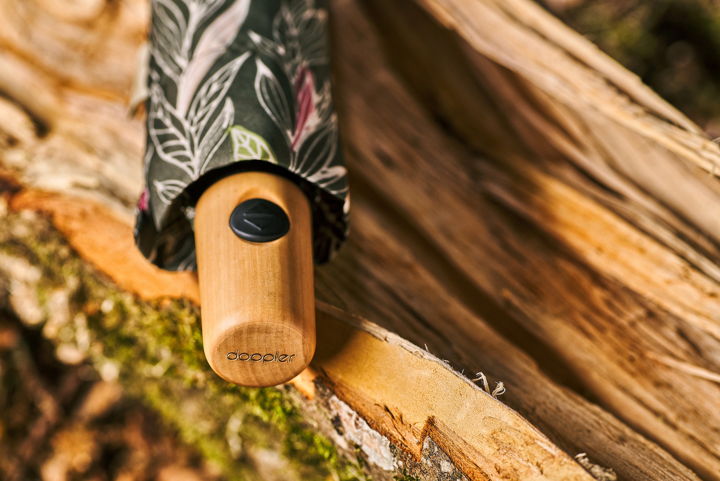 doppler® Taschenregenschirm »nature Magic, intention olive«, aus recyceltem Material mit Griff aus FSC®- schützt Wald - weltweit