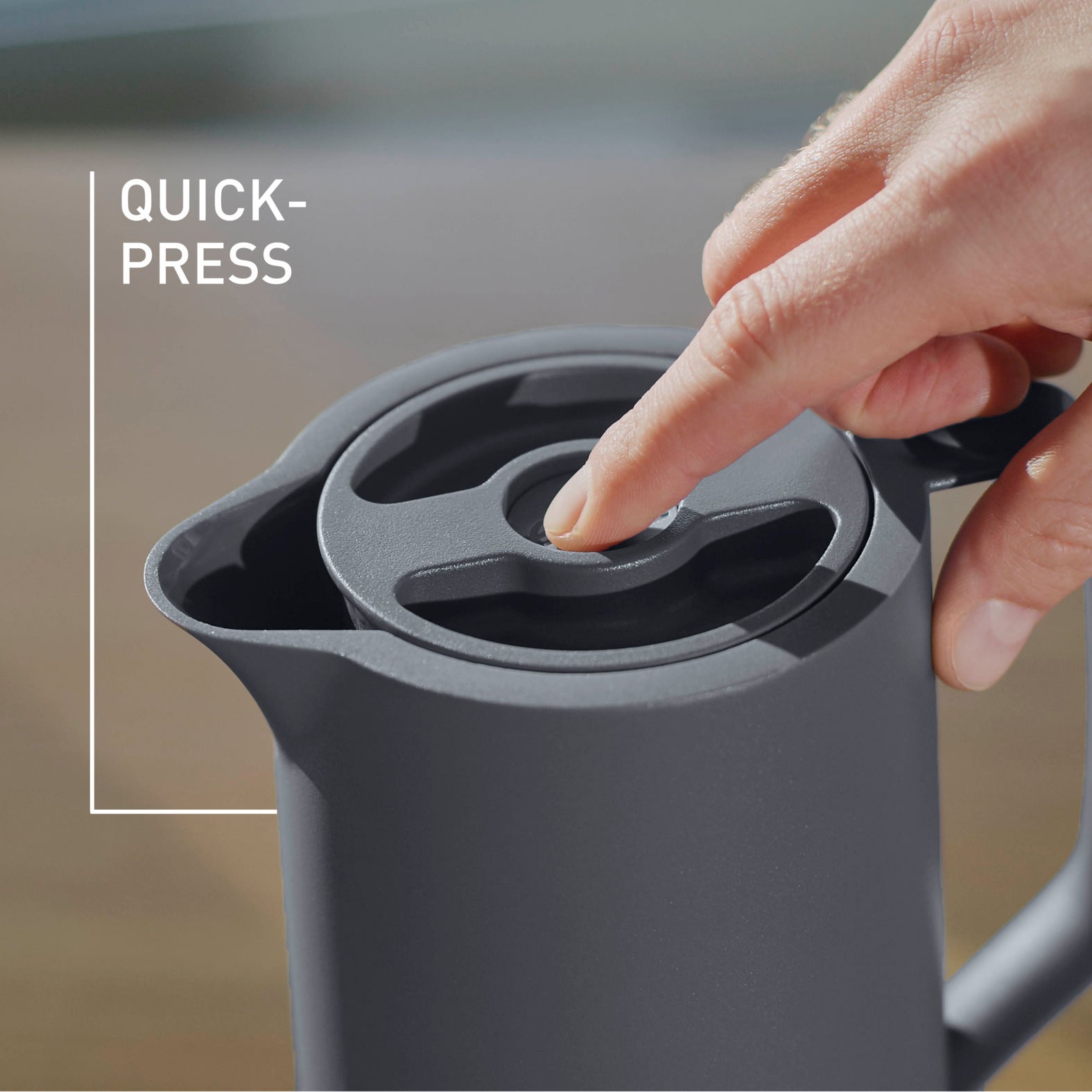 Emsa Isolierkanne »Motiva in modernem Design, 100% auslaufsicher, Made in Germany«, 1 l, (doppelwandiger Glasisolierkolben, bis zu 12h warm/24h kalt), Quick-Press-Deckel, Einhandbedienung, ergonomischer Schraubdeckel