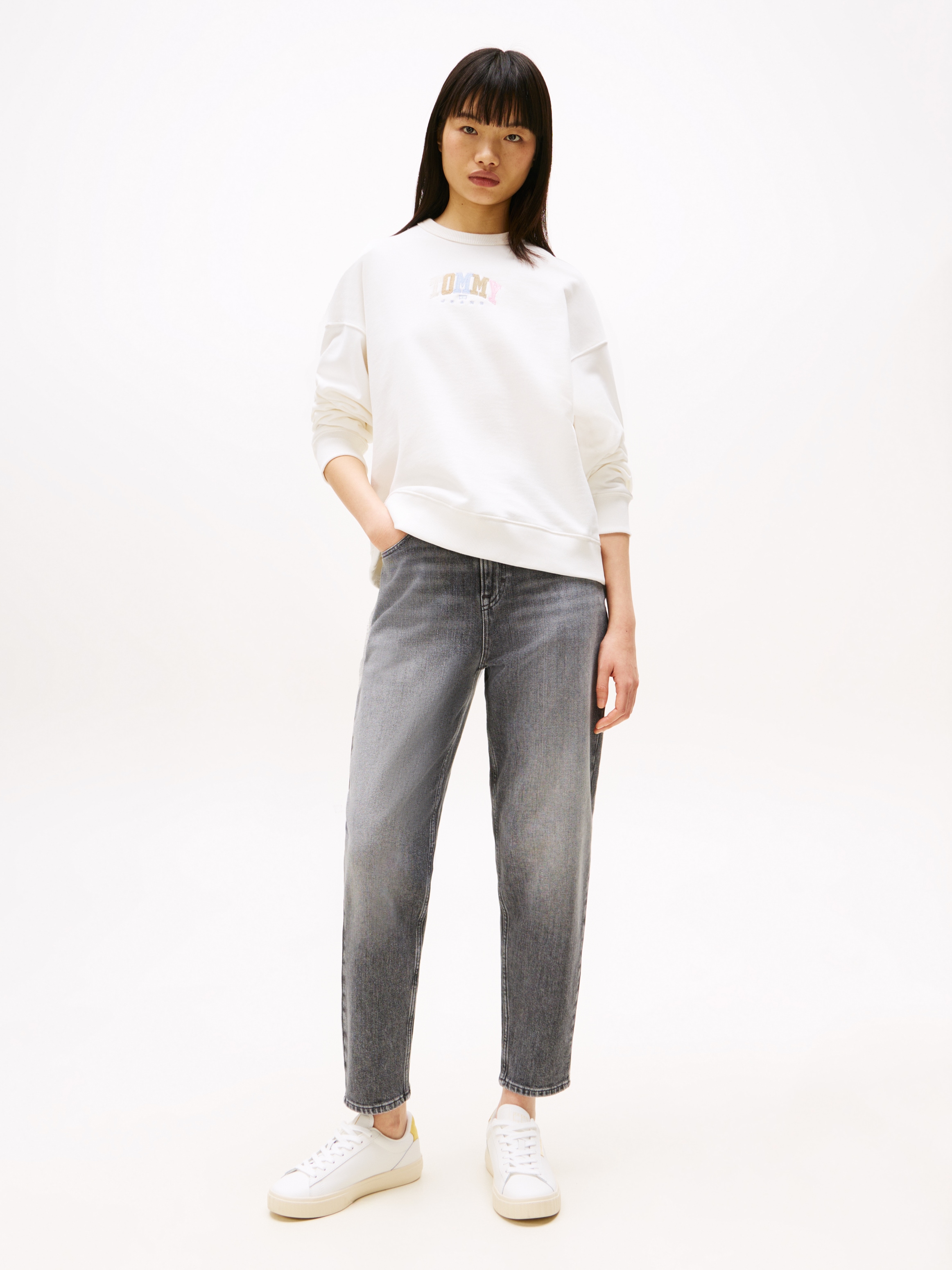 Tommy Jeans Mom-Jeans »MOM JEAN UH TPR«, mit Logo-Stickereien, in knöchelfreier Länge