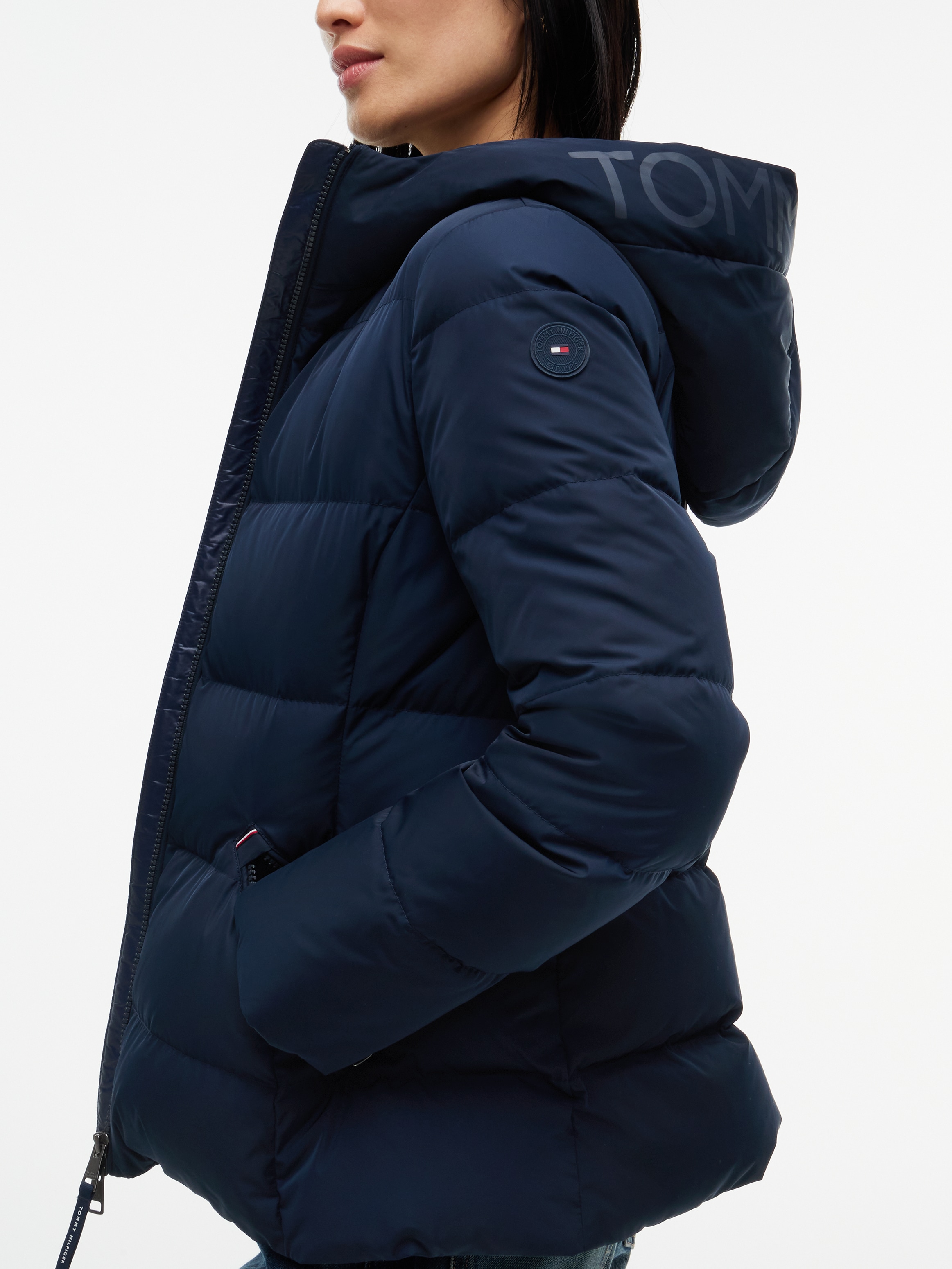 Tommy Hilfiger Steppjacke »DOWN BRANDED FITTED JACKET« mit Kapuze Kunstfaser