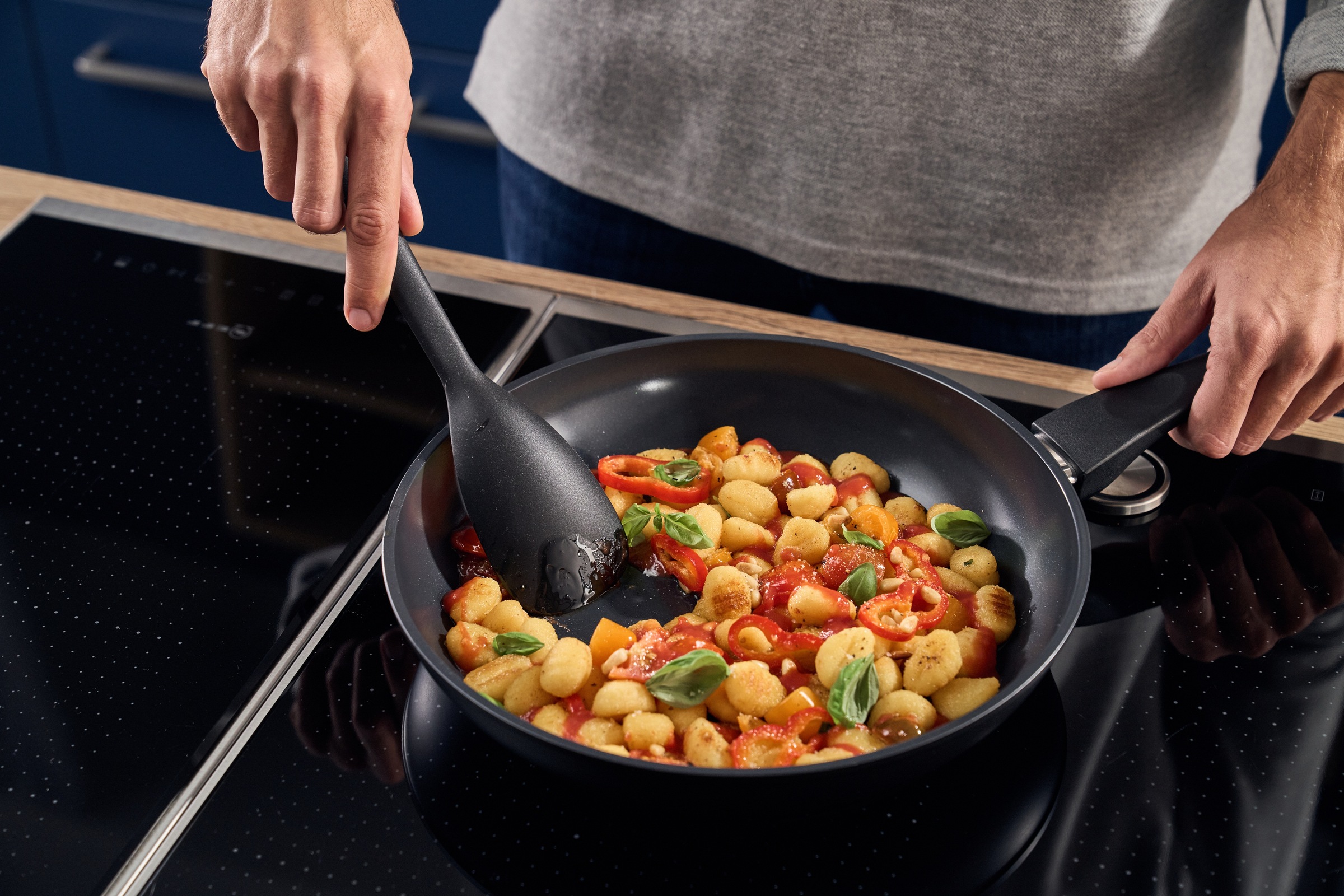 HENCKELS by ZWILLING Bratpfanne »Sleek« Aluminium 1 tlg. Keramikbeschichtung, Soft-Touch-Griff, leicht, Induktionsgeeignet