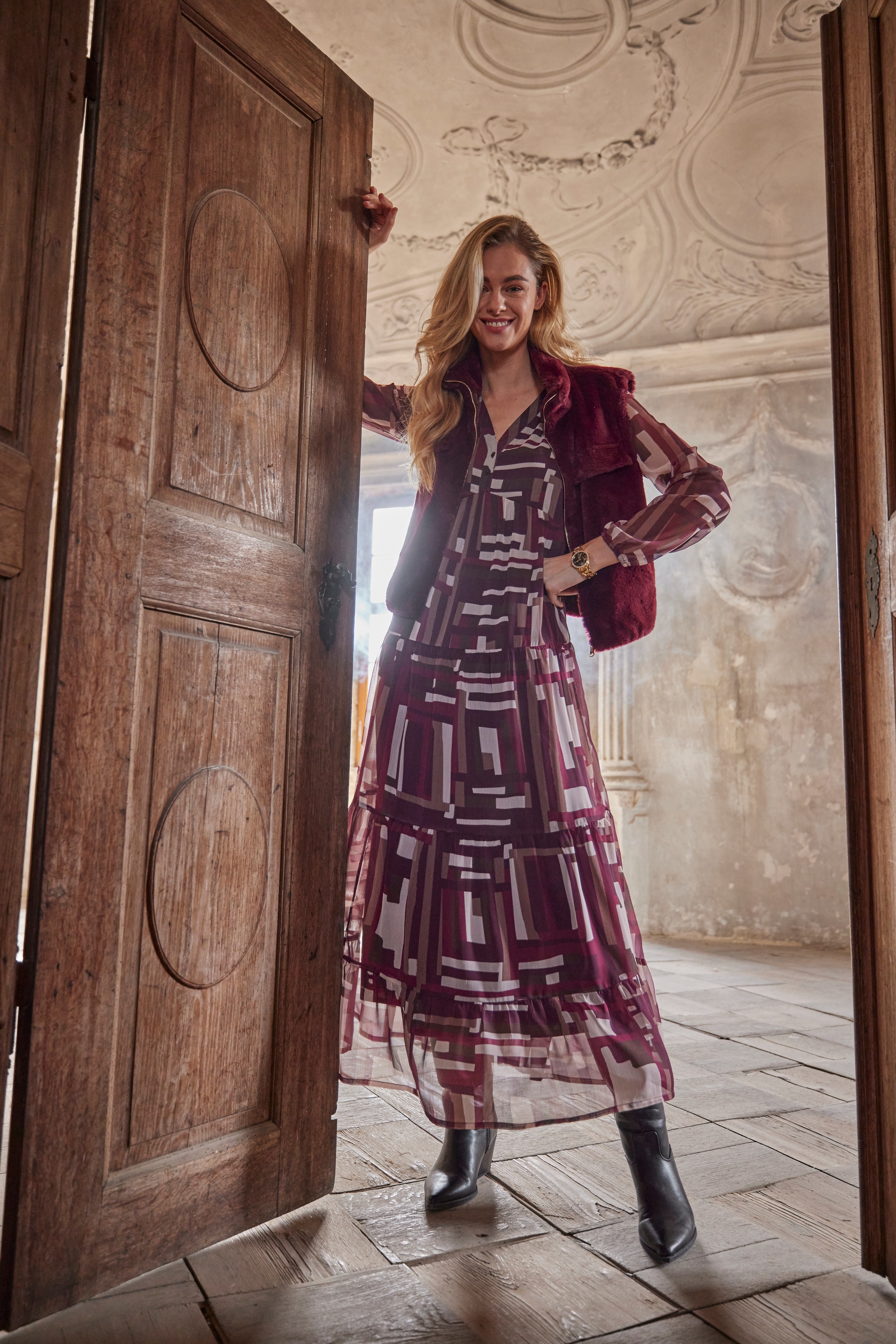 Aniston CASUAL Maxikleid, mit trendfarbigem, grafischen Muster - NEUE KOLLEKTION