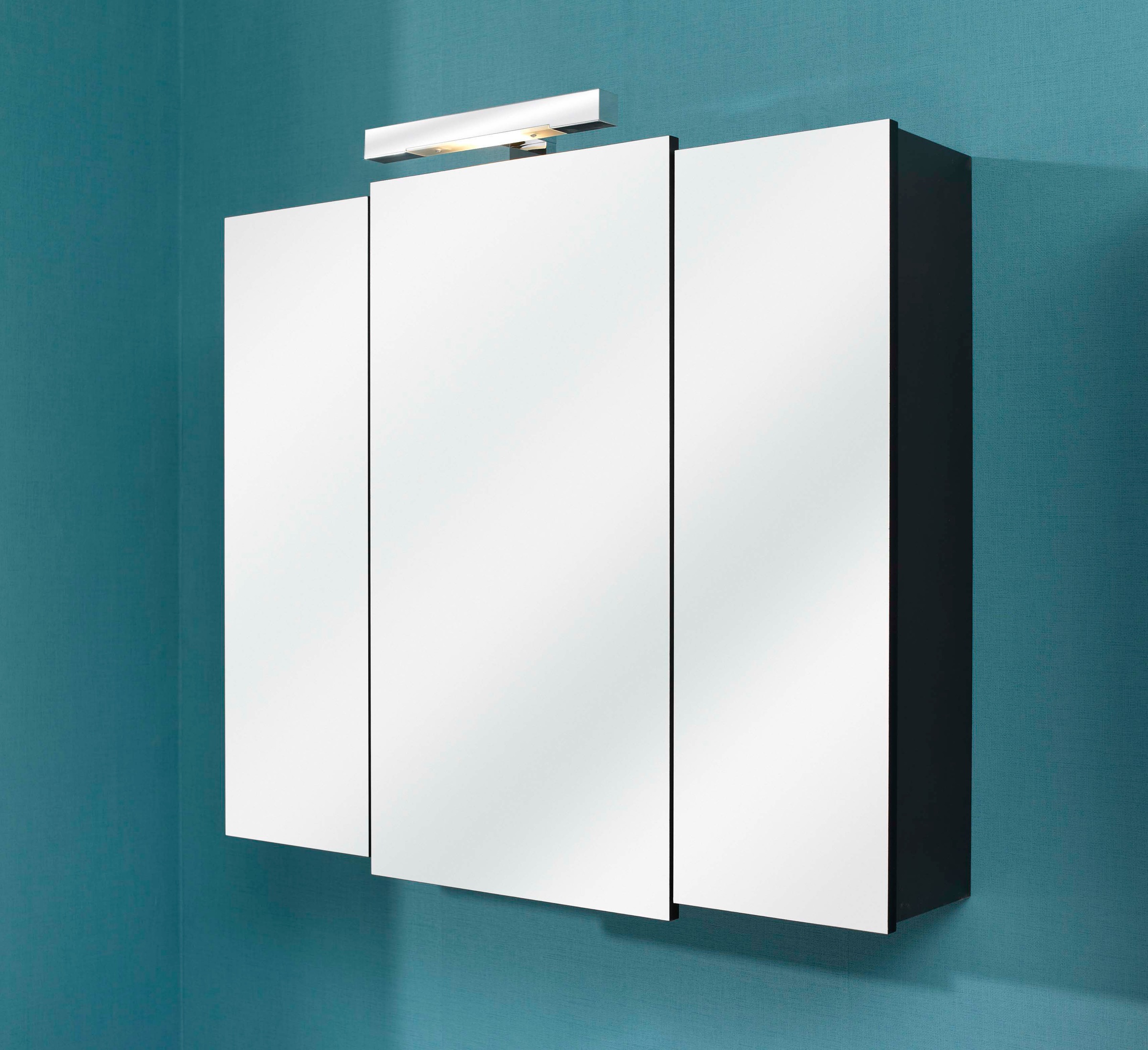 Saphir Spiegelschrank »Quickset 311 Badschrank, 3 Spiegeltüren, 6 Einlegeböden, 83 cm breit« inkl. LED-Beleuchtung, Türdämpfer, Schalter-/Steckdosenkombination