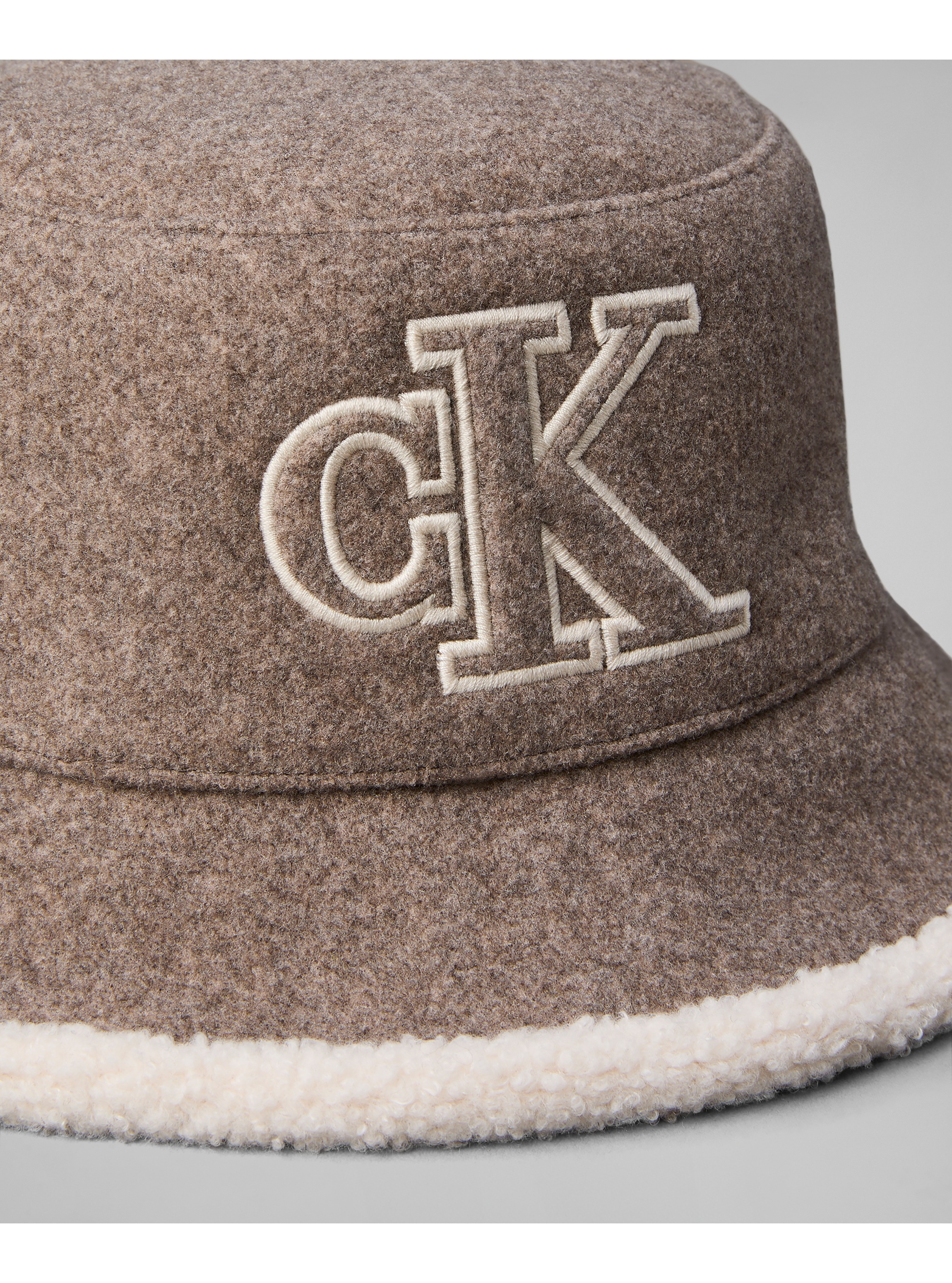 Calvin Klein Fischerhut »SHERPA FELT REVERSIBLE BUCKET« Regular fit mit aufgesticktem Markenlabel