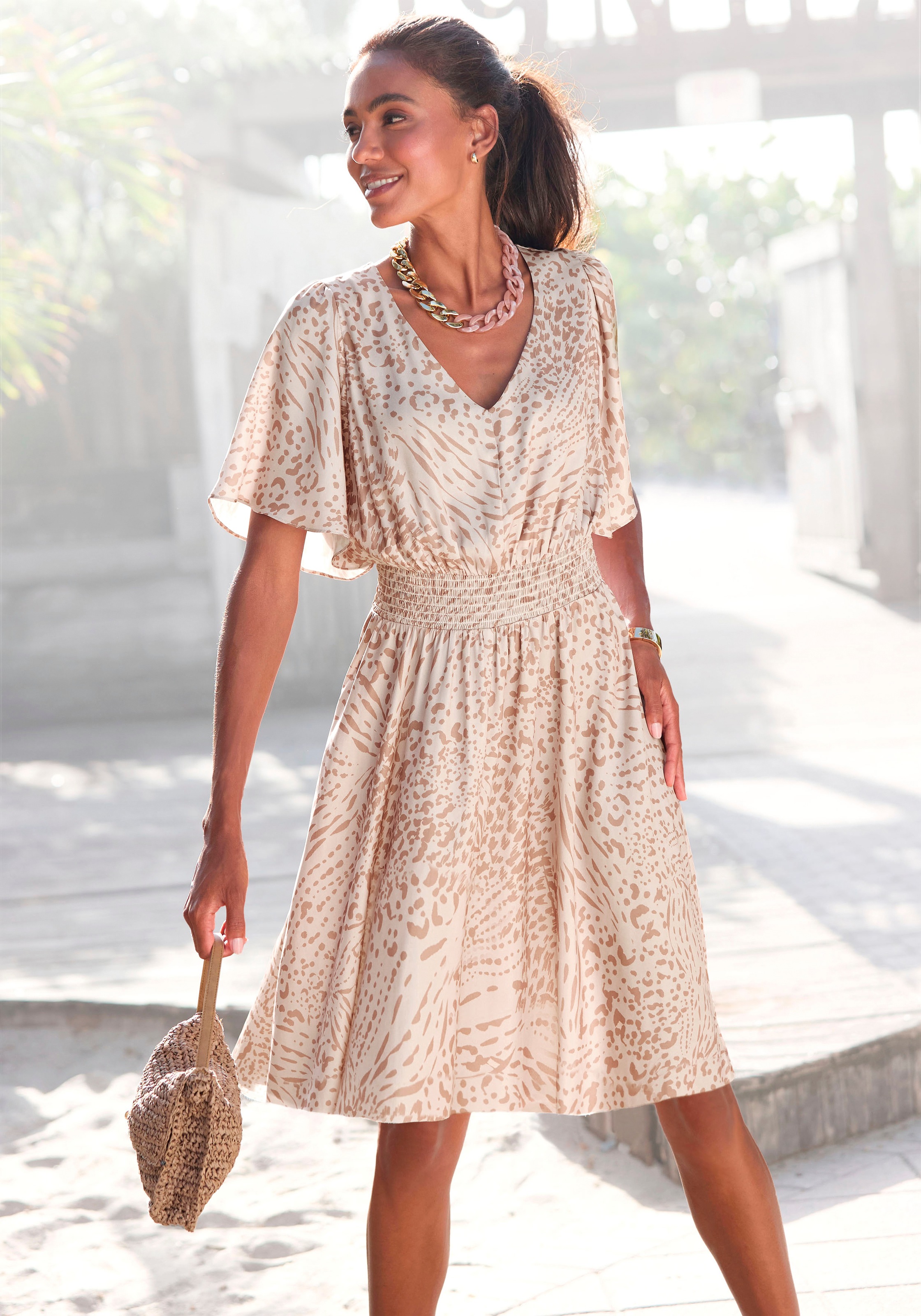LASCANA Sommerkleid mit Animalprint und Fledermausärmeln, Satinoptik, elegant sand-beige bedruckt 46 - N-Gr N-Gr 46 Mit weiten Fledermausärmeln