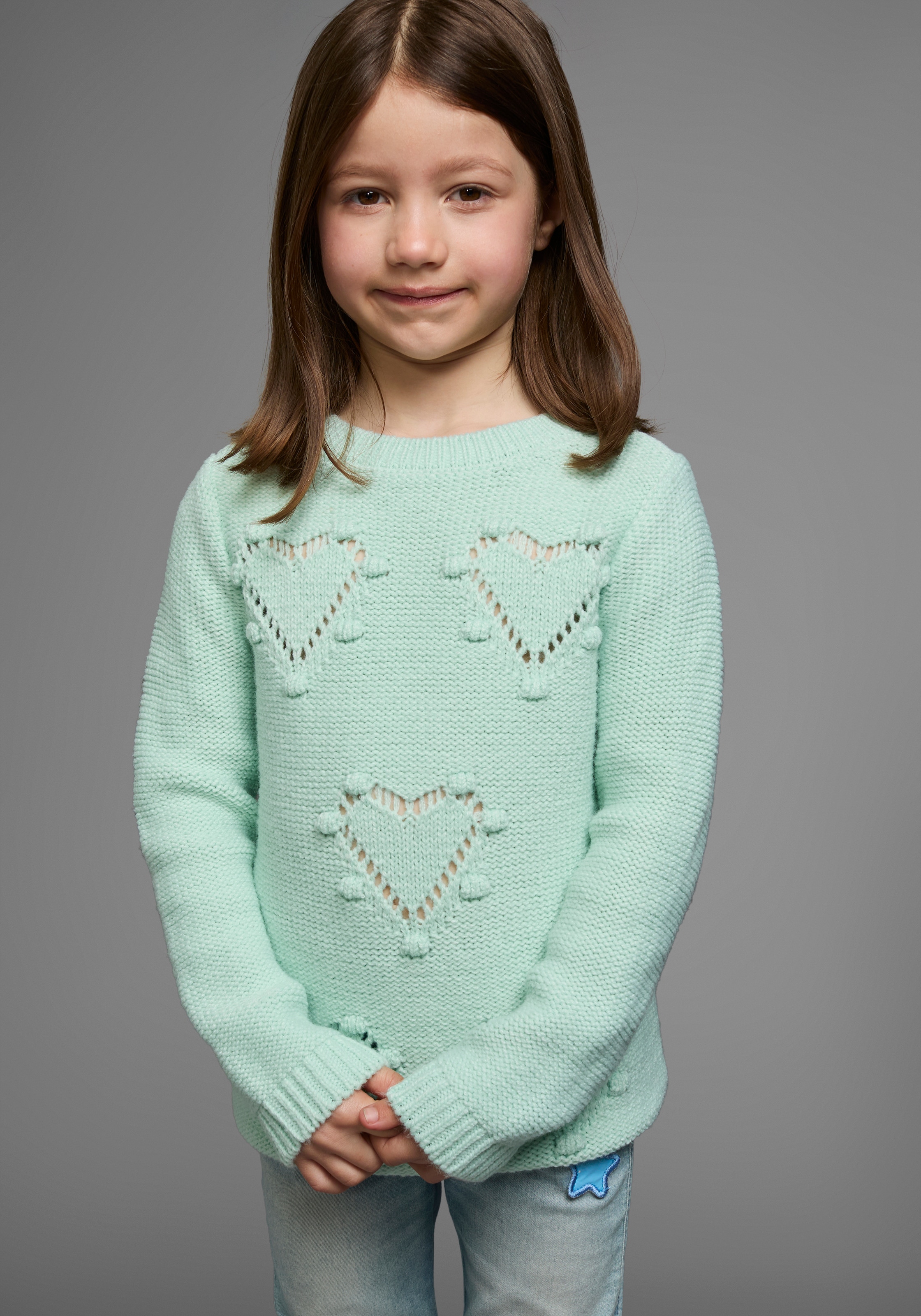 KIDSWORLD Strickpullover »Pulli für kleine Mädchen« gestricktem Herzchenmuster