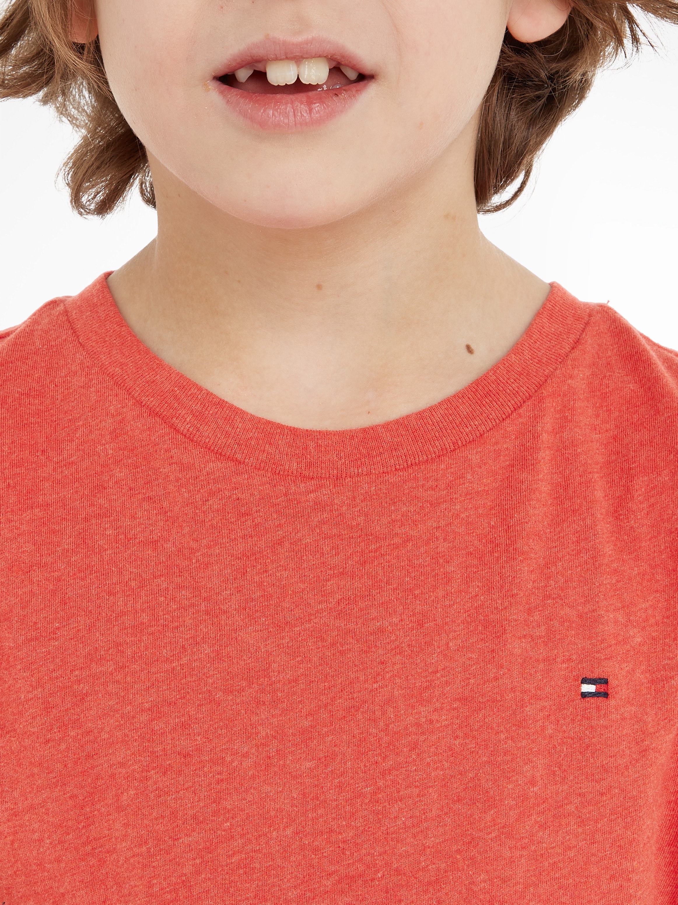 Tommy Hilfiger Rundhalsshirt »BOYS BASIC CN KNIT S/S«, mit Tommy Hilfiger Logo-Flag