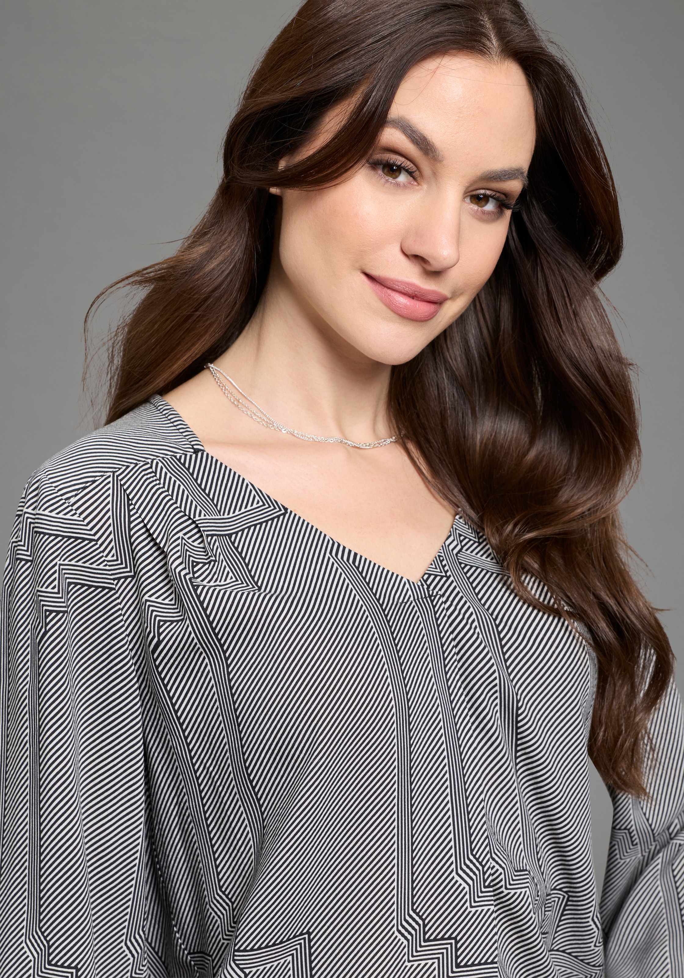 DELMAO Schlupfbluse femininer Stil, Langarm, aus Viskose, mit V-Ausschnitt