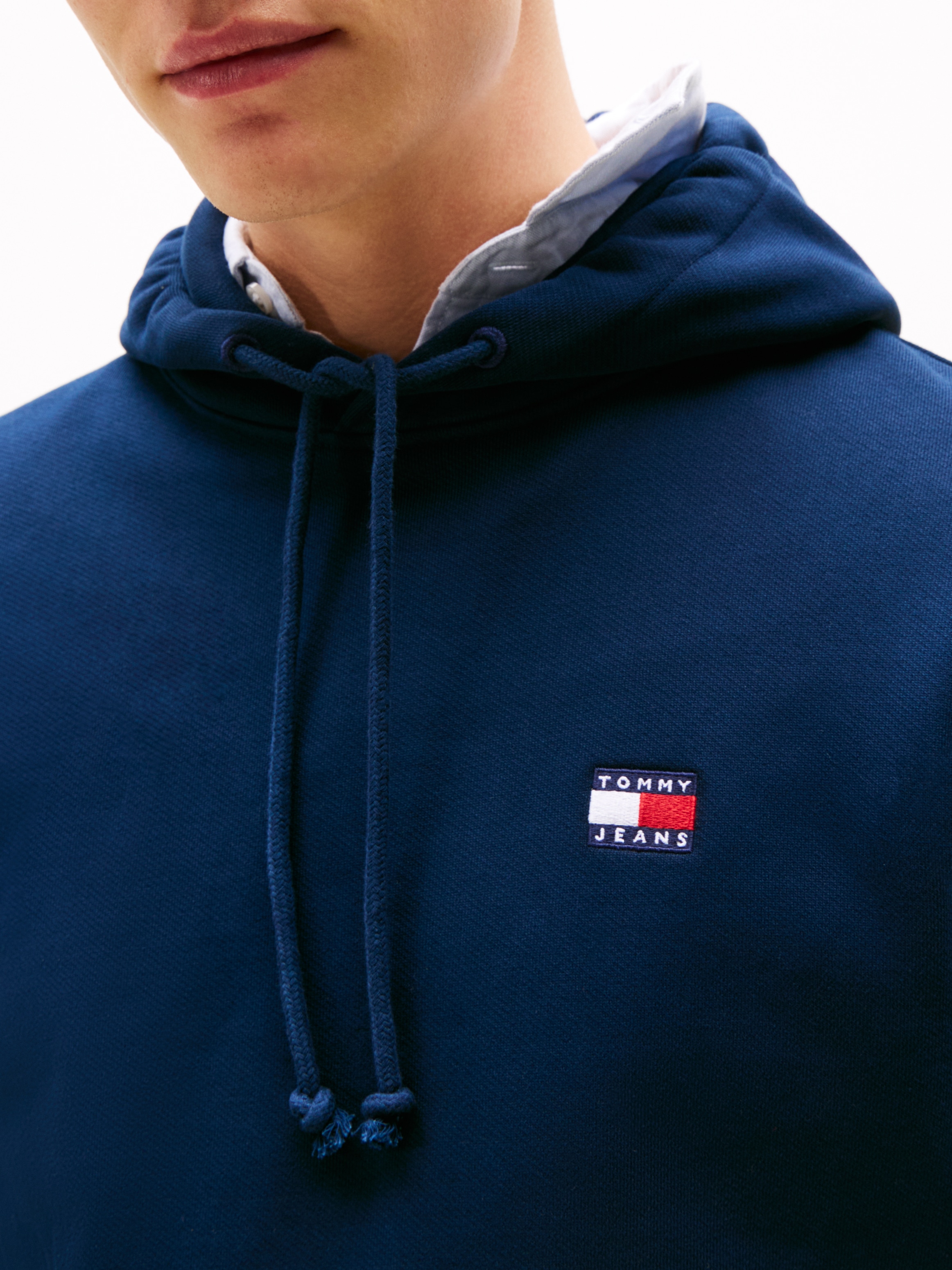 Tommy Jeans Hoodie »TJM REG BADGE HOODIE EXT«, Mit Rundhalsausschnitt