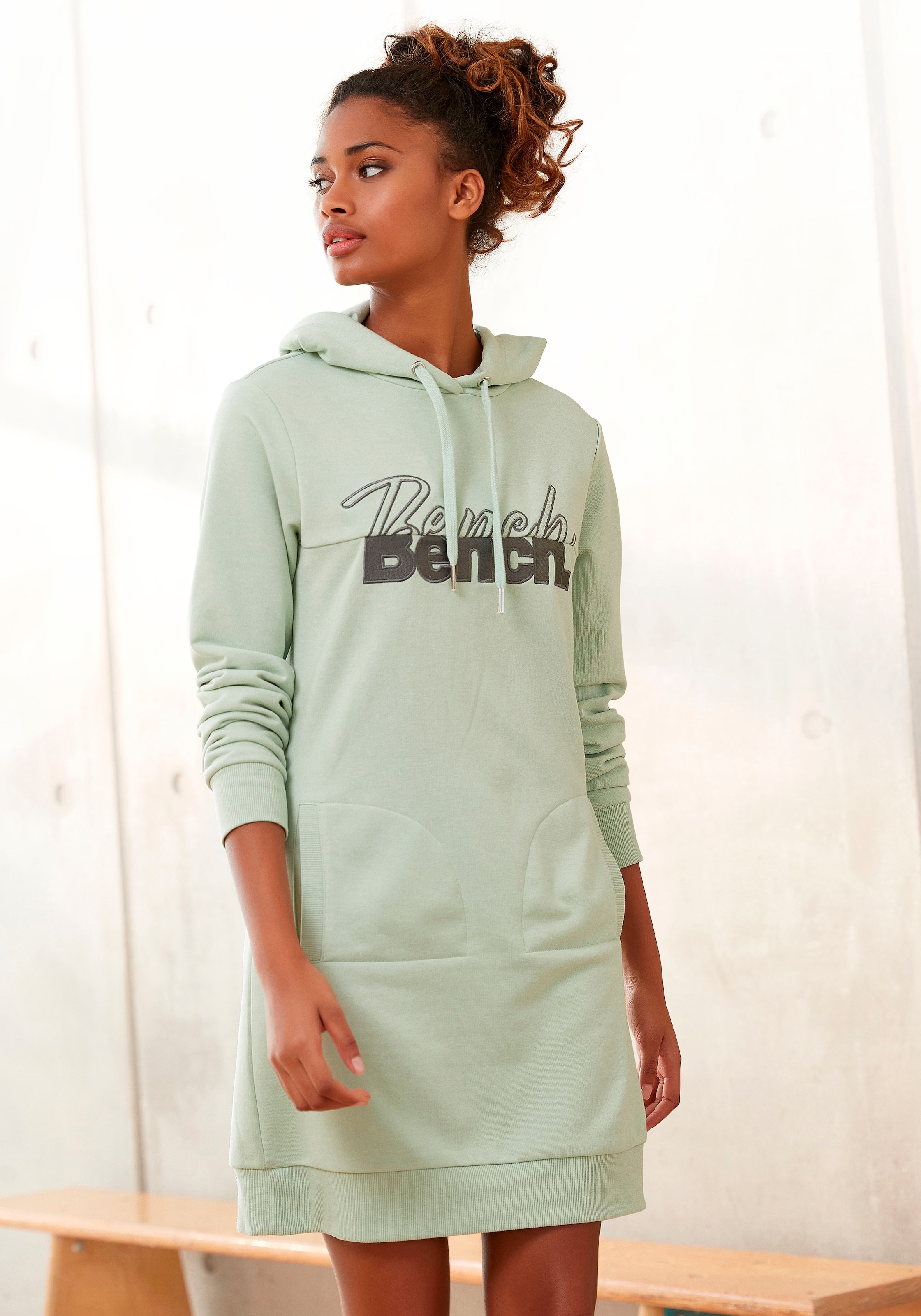 Bench. Sweatkleid, mit aufwendiger Logostickerei