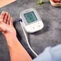 Omron Oberarm-Blutdruckmessgerät »X4 Smart«, mit Bluetooth und Intelli Wrap Manschette