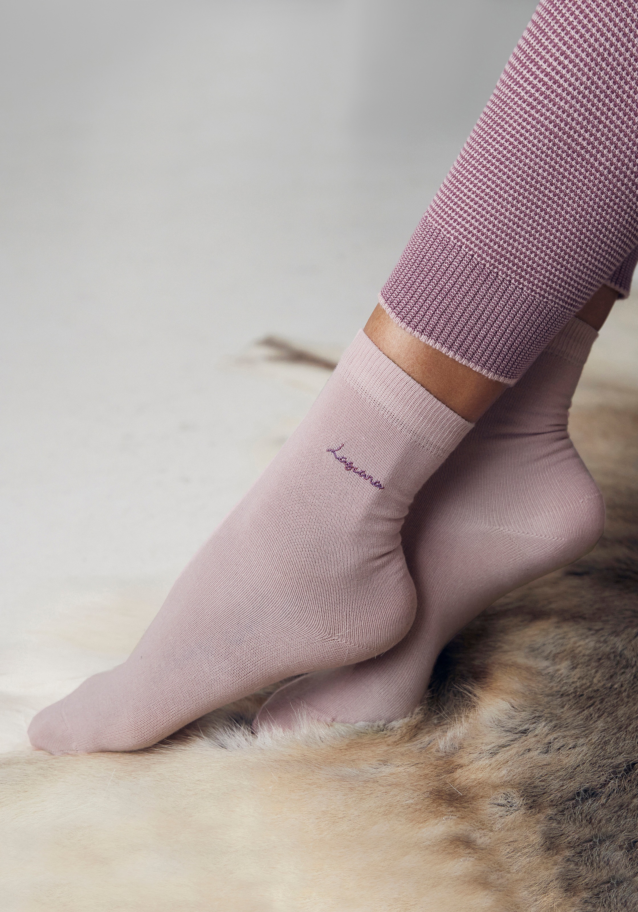 LASCANA Basicsocken, (Box, 7 Paar), mit hochwertiger Logo Stickerei