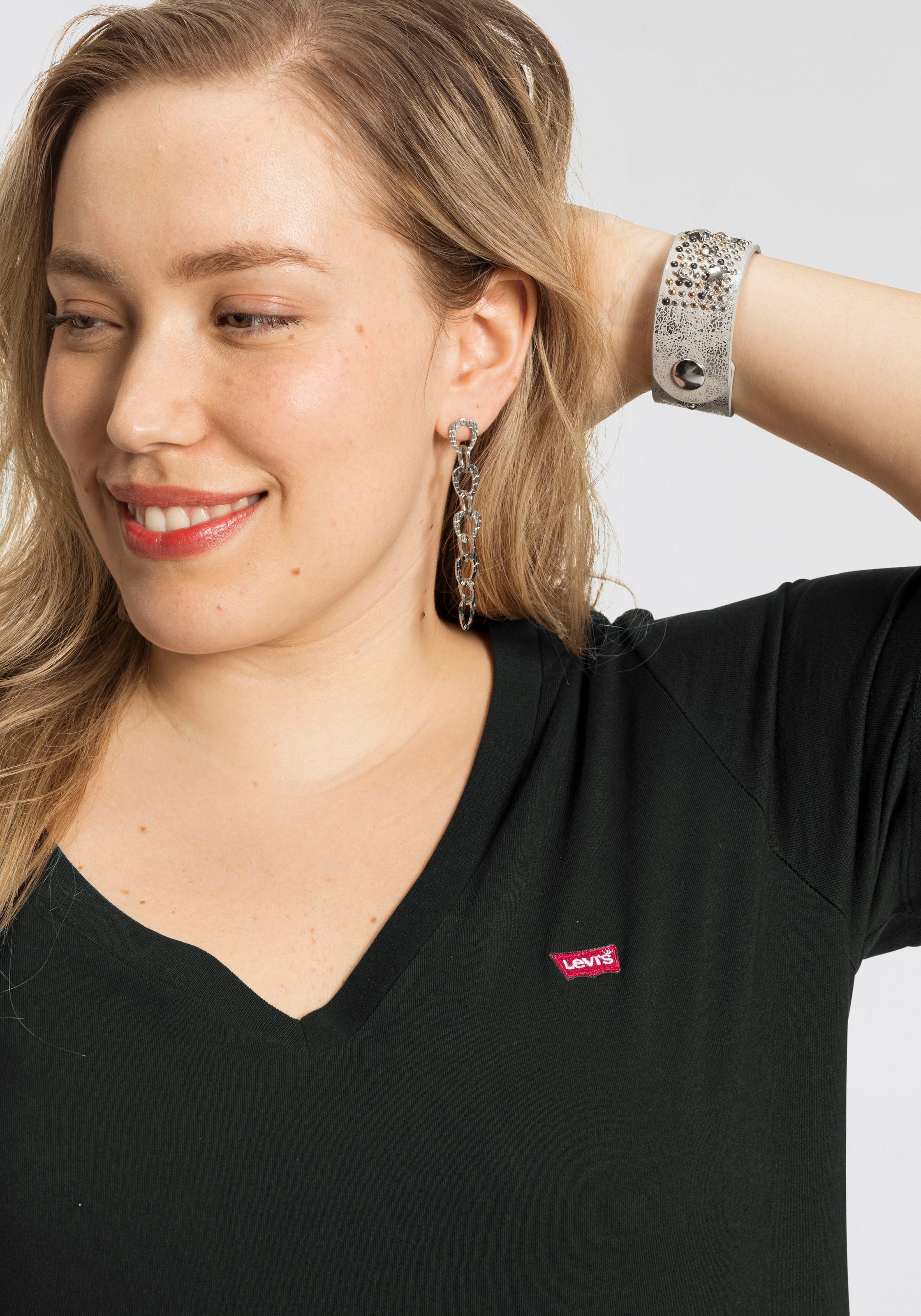 Levi's® Plus V-Shirt »V NECK TEE« Figurumspielende Passform