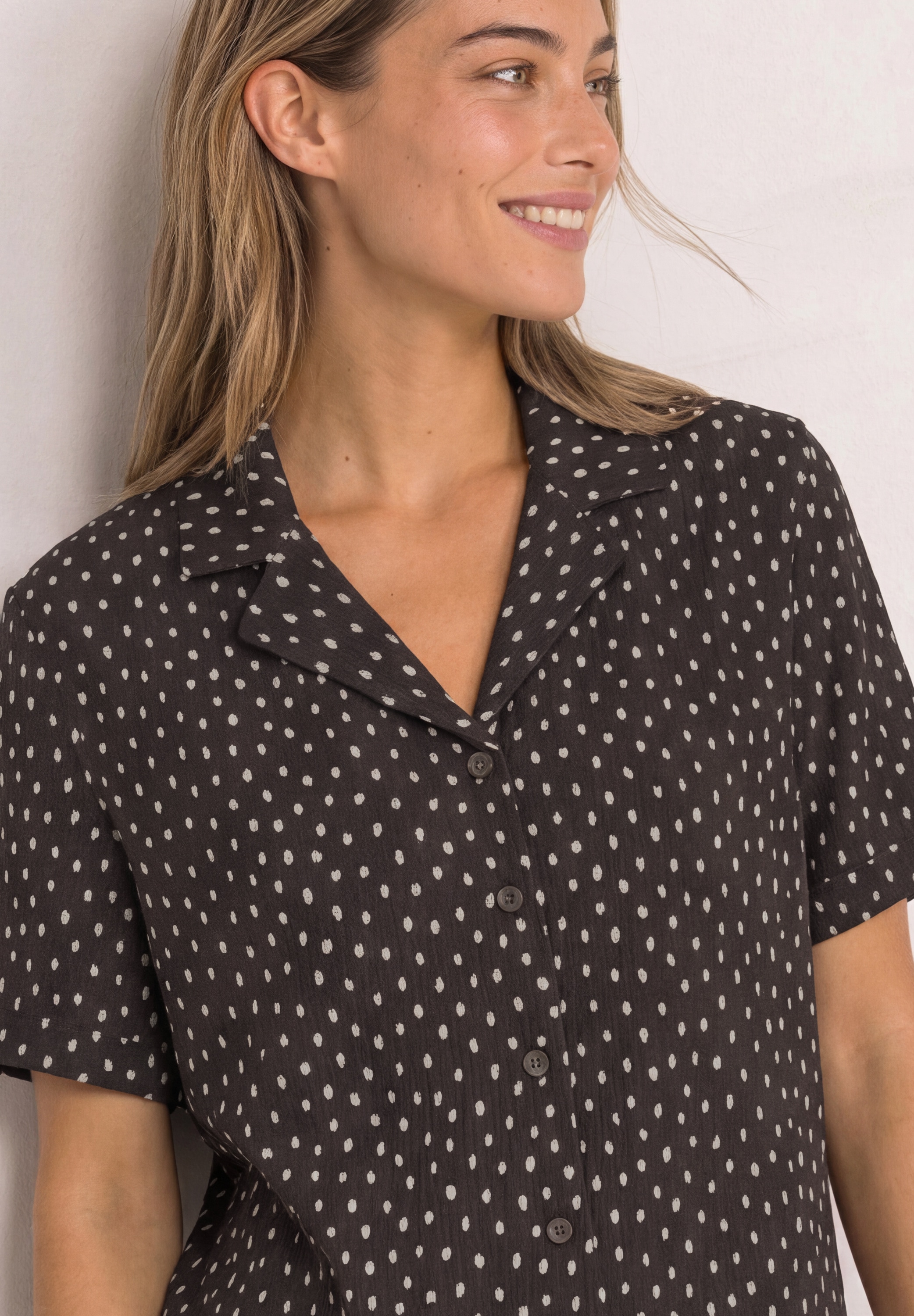 STREET ONE Blusenshirt Kurzarm mit Turn-Up-Detail, durchgehende Knopfleiste, Punktemuster