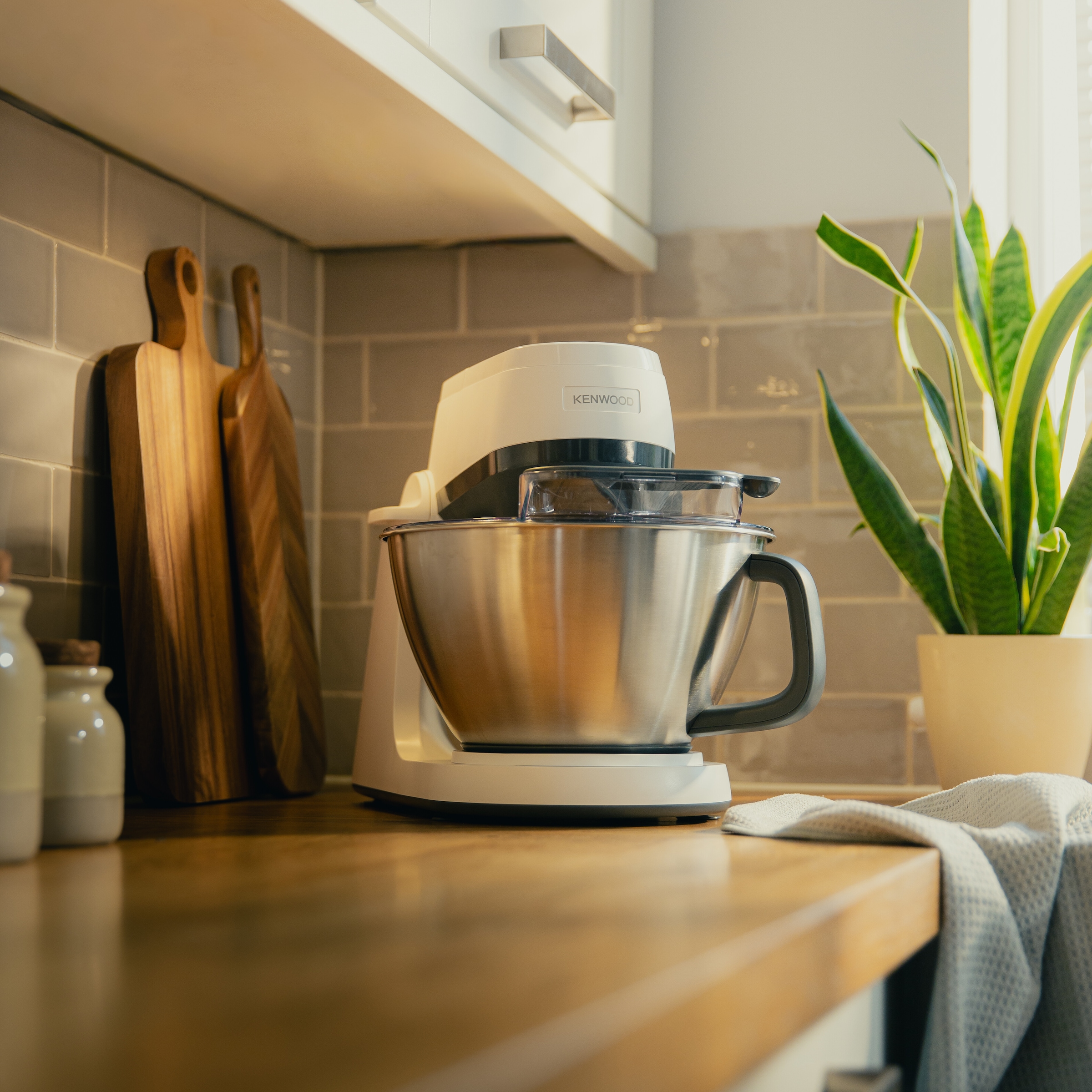 Kenwood Küchenmaschine »Multi Tasker KHC30.000WH« Aufbewahrung für 2 Aufsätze, Einhandschüssel & 44% leiser als KHC29