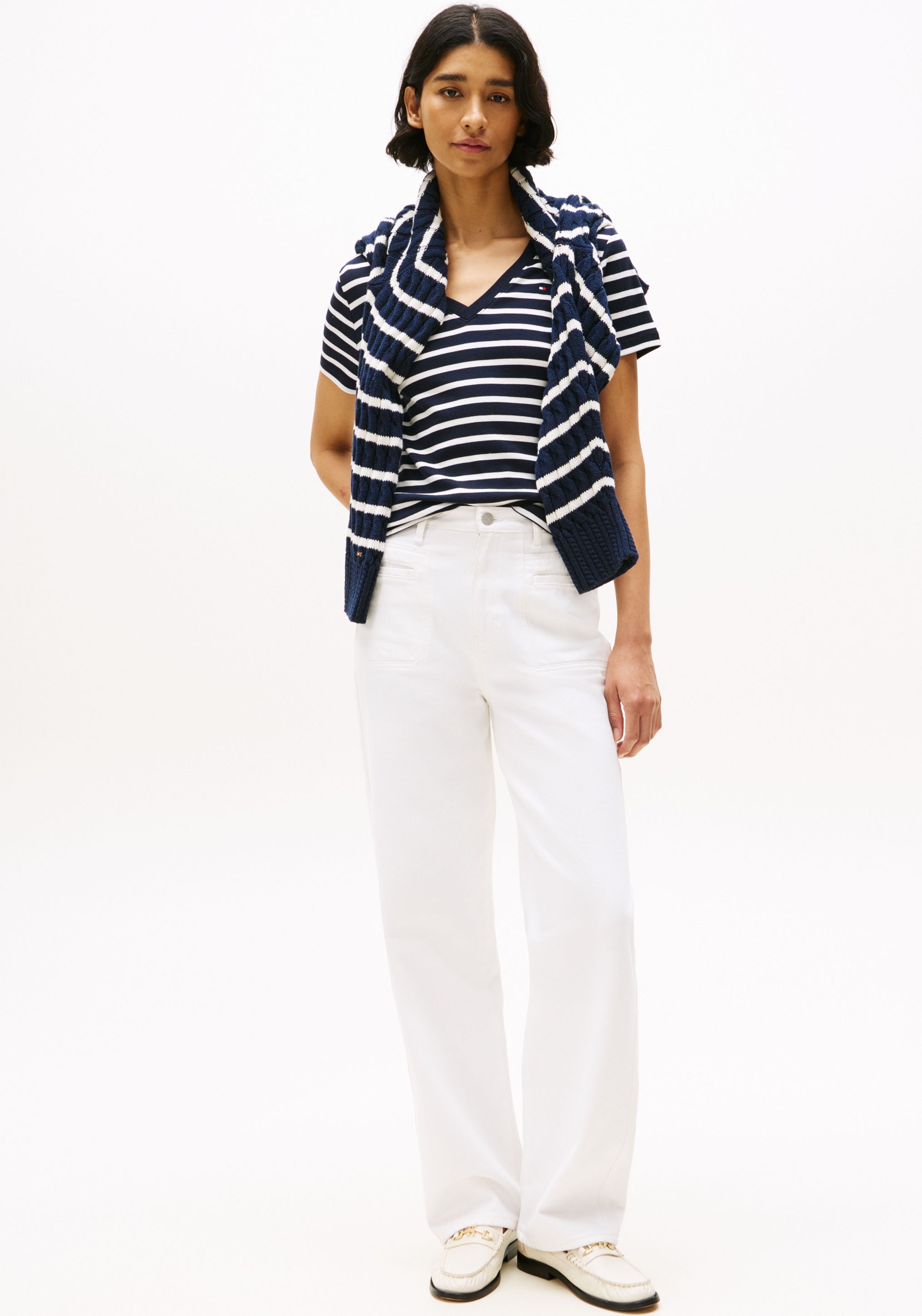 Tommy Hilfiger T-Shirt »SLIM CODY V-NK SS mit V-Ausschnitt und Streifen«, gestreift, casual, slim fit, Baumwolle, V-Ausschnitt