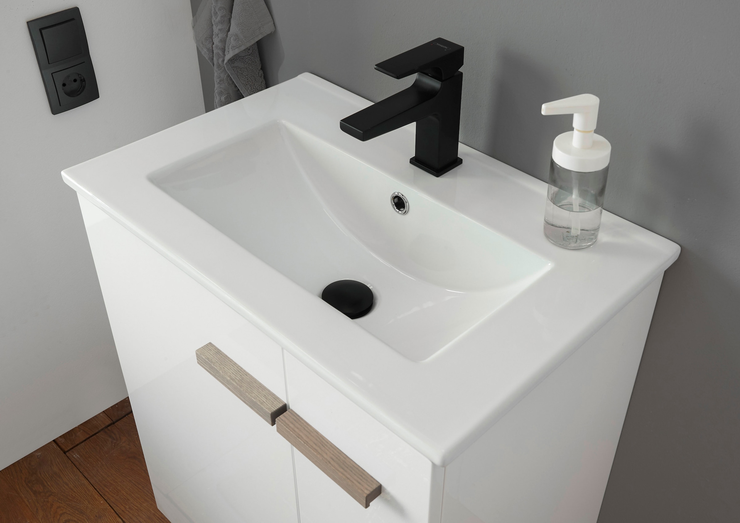 Places of Style Badmöbel-Set »SOLiD, Badmöbel-Set, Bad im modernen Design, 3-teiliges Badezimmer«, (3 St.), Waschtisch mit Waschbecken, Midischrank, Breite 130 cm