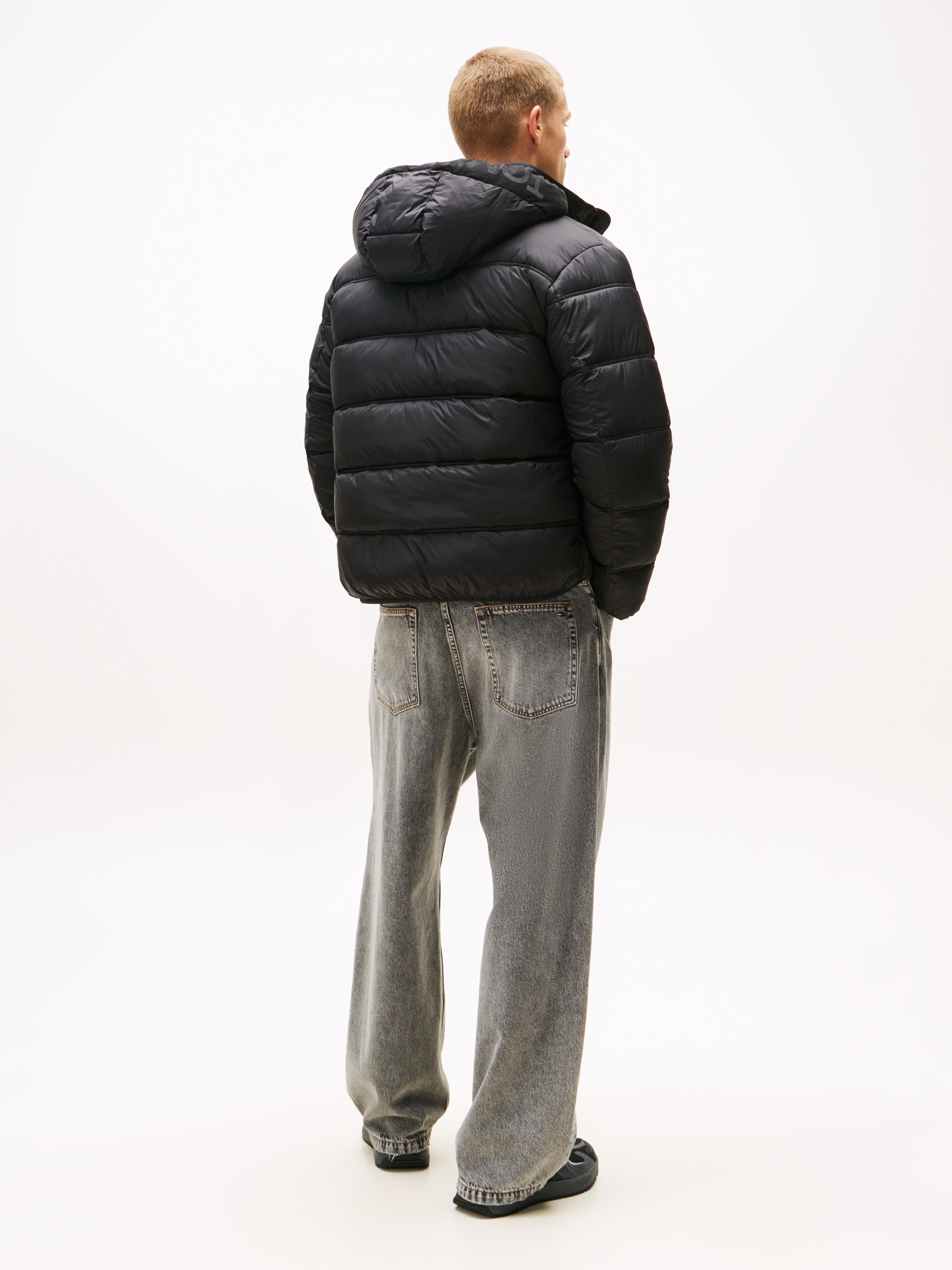Tommy Jeans Steppjacke »HOODED LOGO PUFFER«, mit Kapuze, Daunenjacke, Übergangsjacke Regular fit mit Rundhalsausschnitt