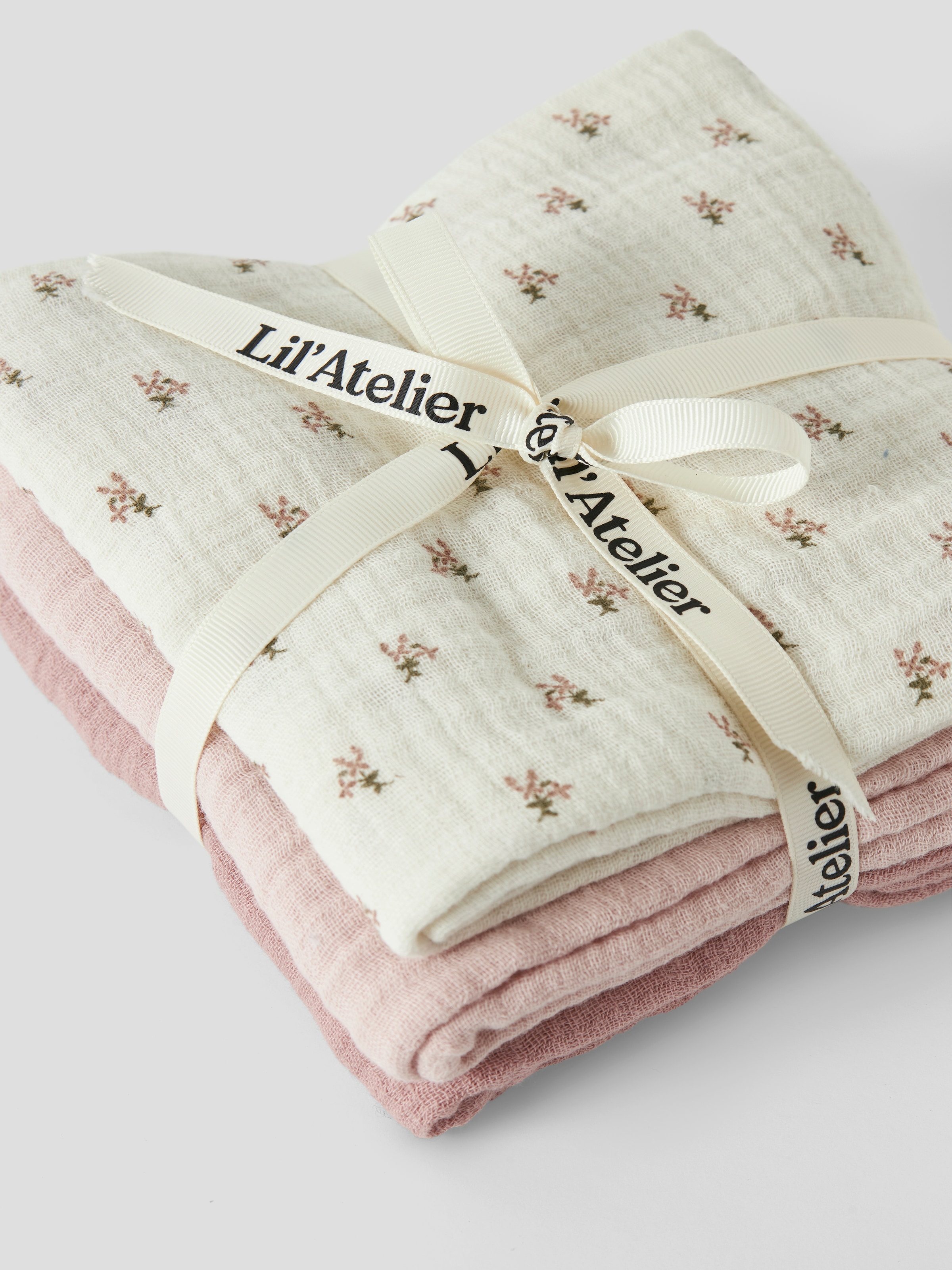 Lil' Atelier Multifunktionstuch »NBNISLEYS 3PACK NAPPIES LIL NOOS« 3 Stk. Baumwolle, Blumenmuster und dezenter Uni-Look im Set