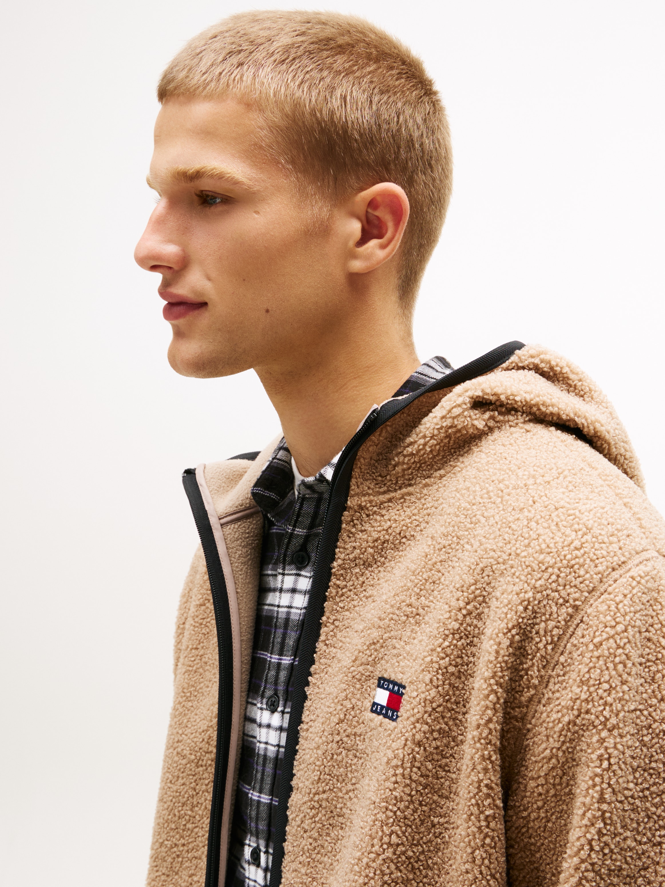 Tommy Jeans Plüschjacke »TJM REG BADGE TEDDY ZIP TRU EXT«, mit Kapuze, Freizeitjacke, Übergangsjacke, Teddyjacke mit Logopatch