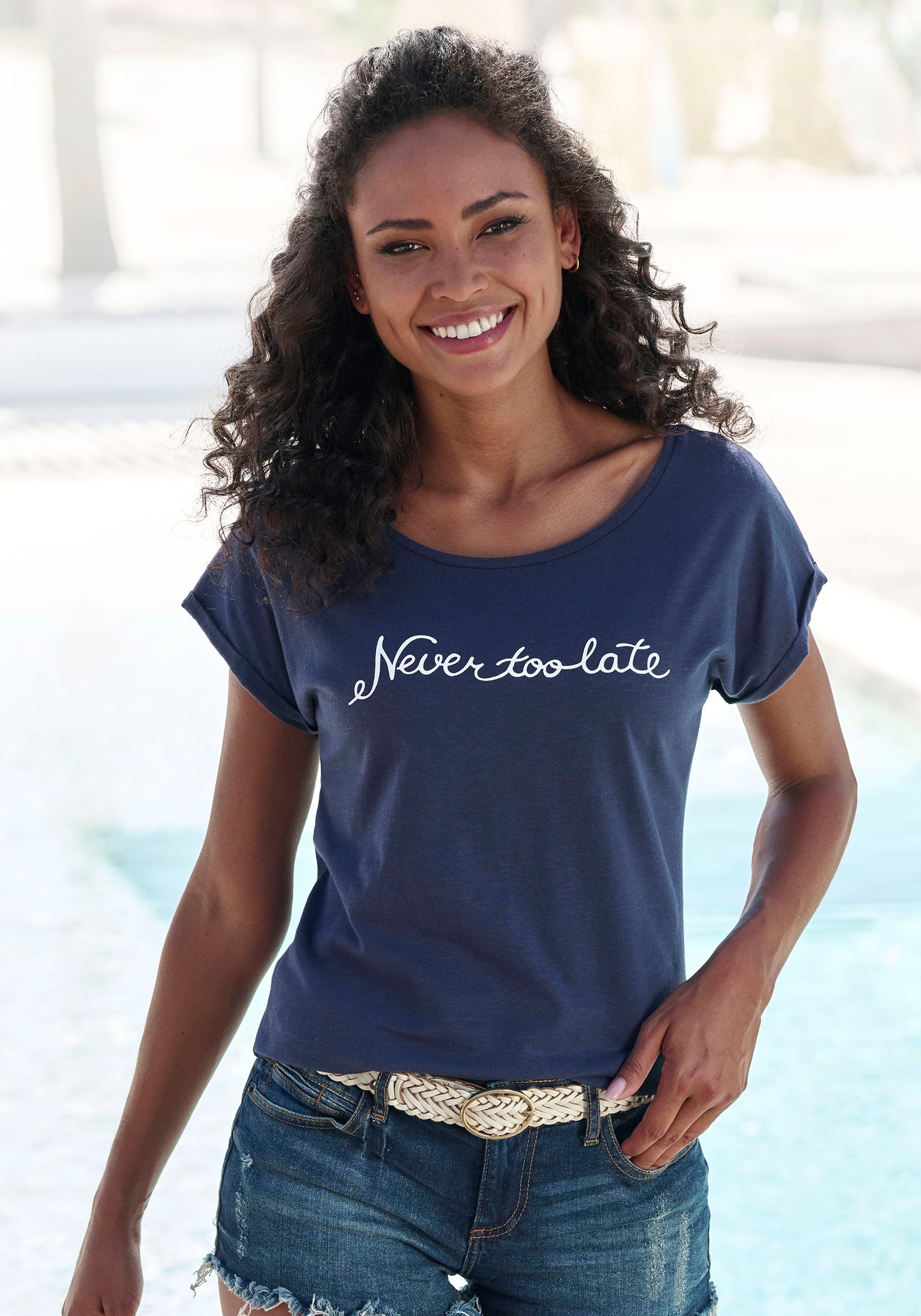 T-Shirt, mit modischem Sprüche Frontdruck "Never too late"