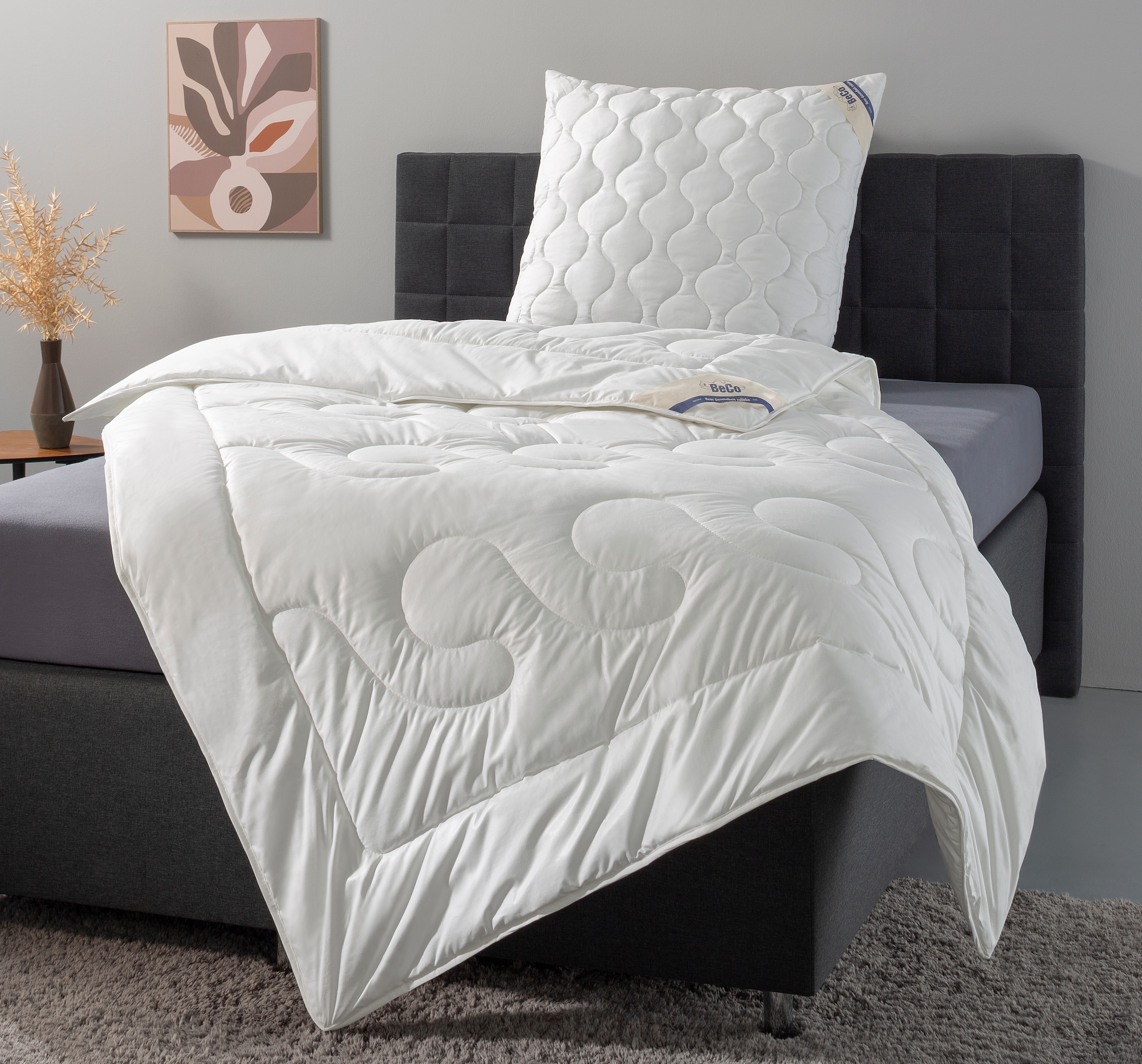 Beco Kunstfaserbettdecke »Aerelle™ Blue "Gold" NEUHEIT Bettdecke mit Gratis-Perlenohrsteckern« leicht Füllung recycelte Polyesterfaser 1 Stk. tlg. Jetzt zugreifen: Gratis-Aktion nur bis 31.12.2025!